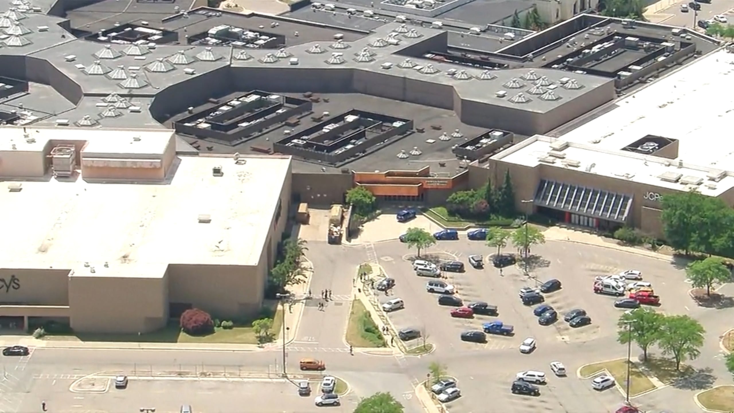 El centro comercial fue evacuado tras el tiroteo y la policía planeaba mantenerlo cerrado mientras investigaba.