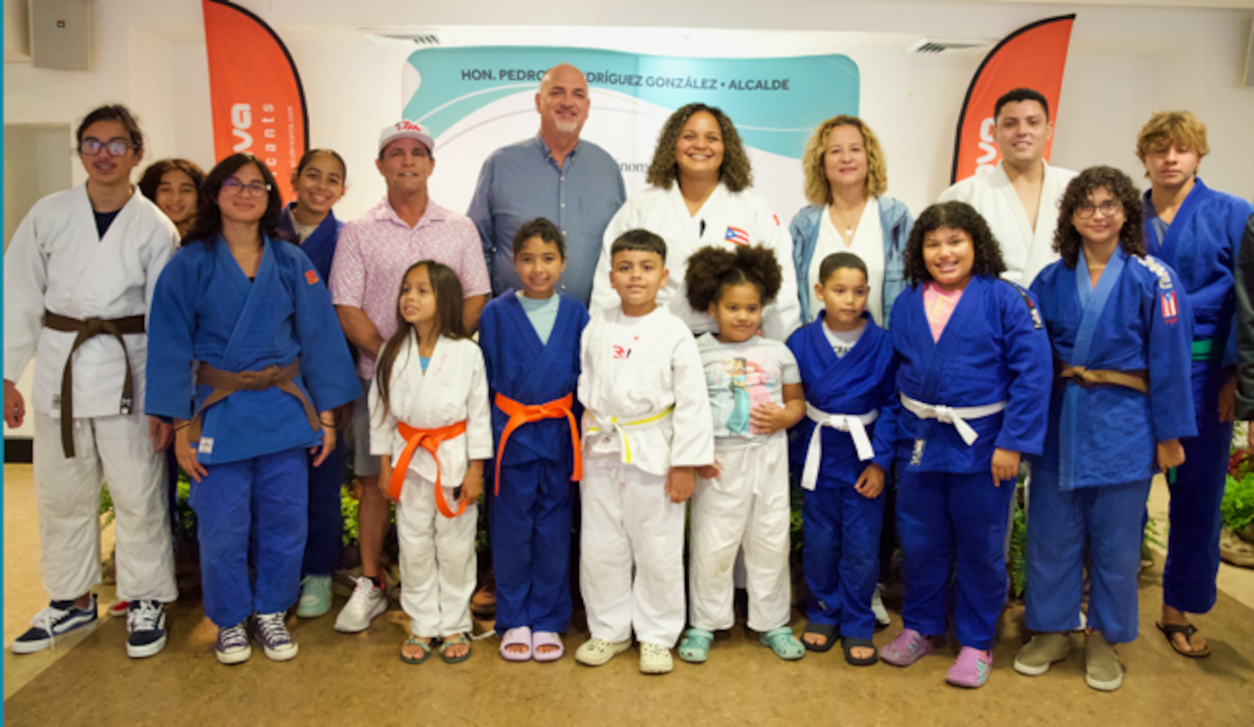Melissa Mojica junto a niños y jóvenes en su nuevo gimnasio de judo en Trujillo Alto.