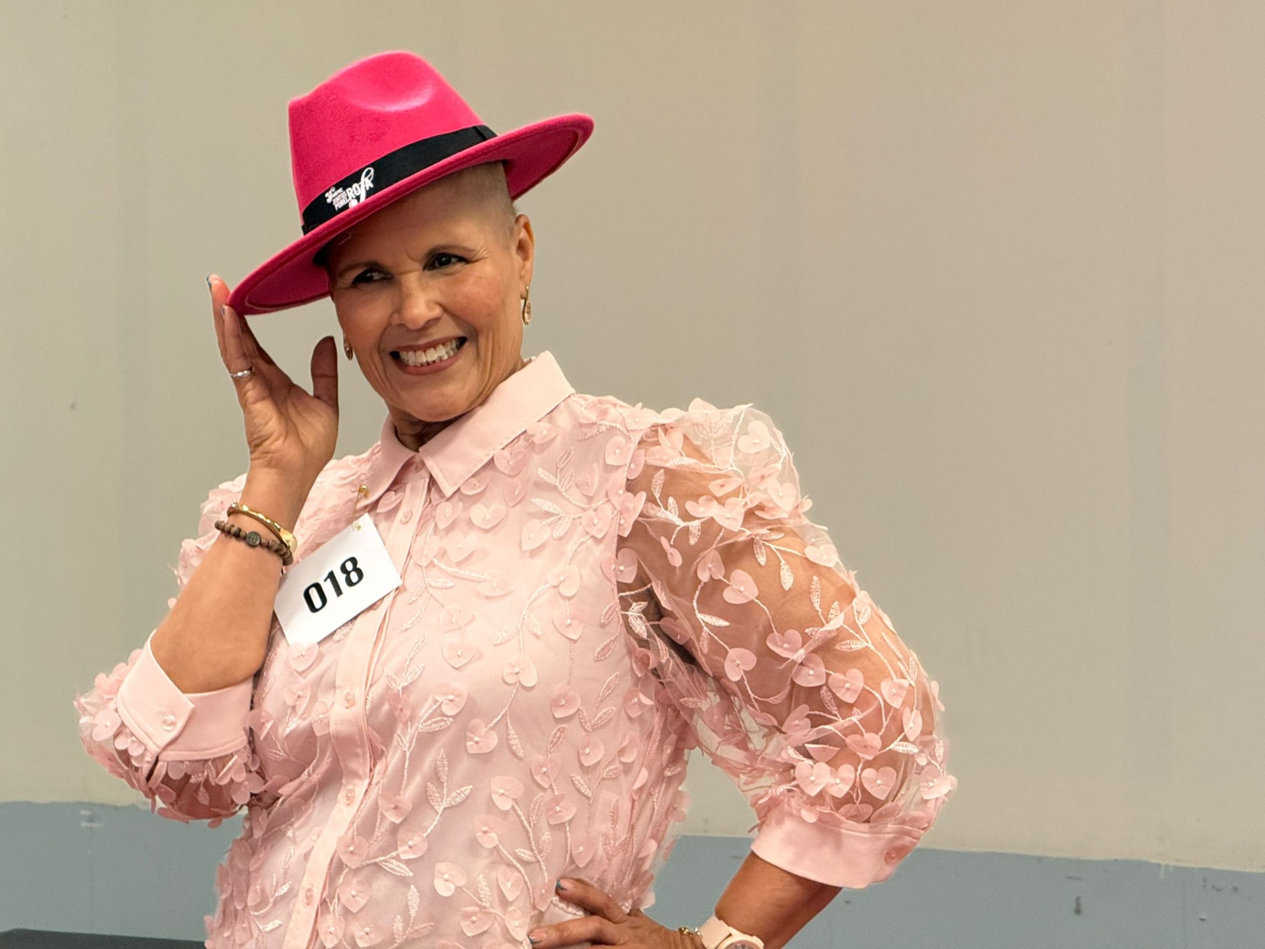 Decenas de mujeres pusieron su mejor cara y "outfits" para el "casting" del desfile de moda que busca honrar la fortaleza y resiliencia de las mujeres que enfrentan el cáncer.