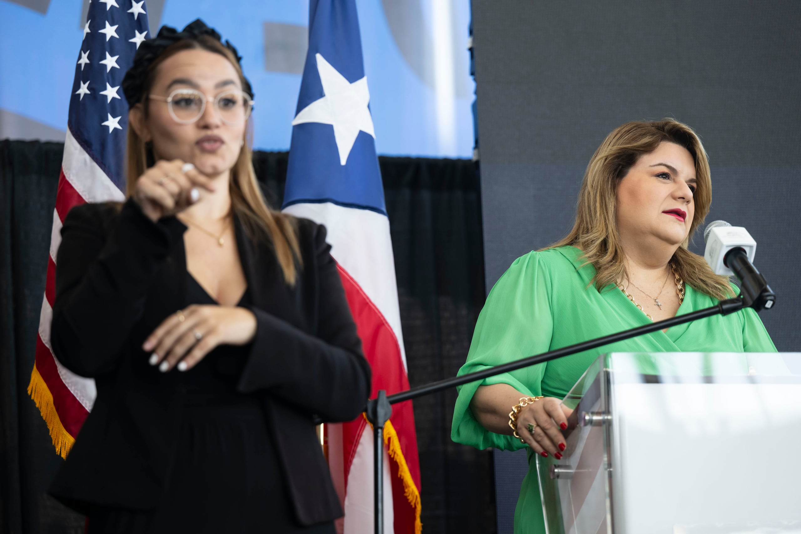 La gobernadora Jenniffer González, junto a una intérprete de lenguaje de señas. (Archivo / GFR Media)