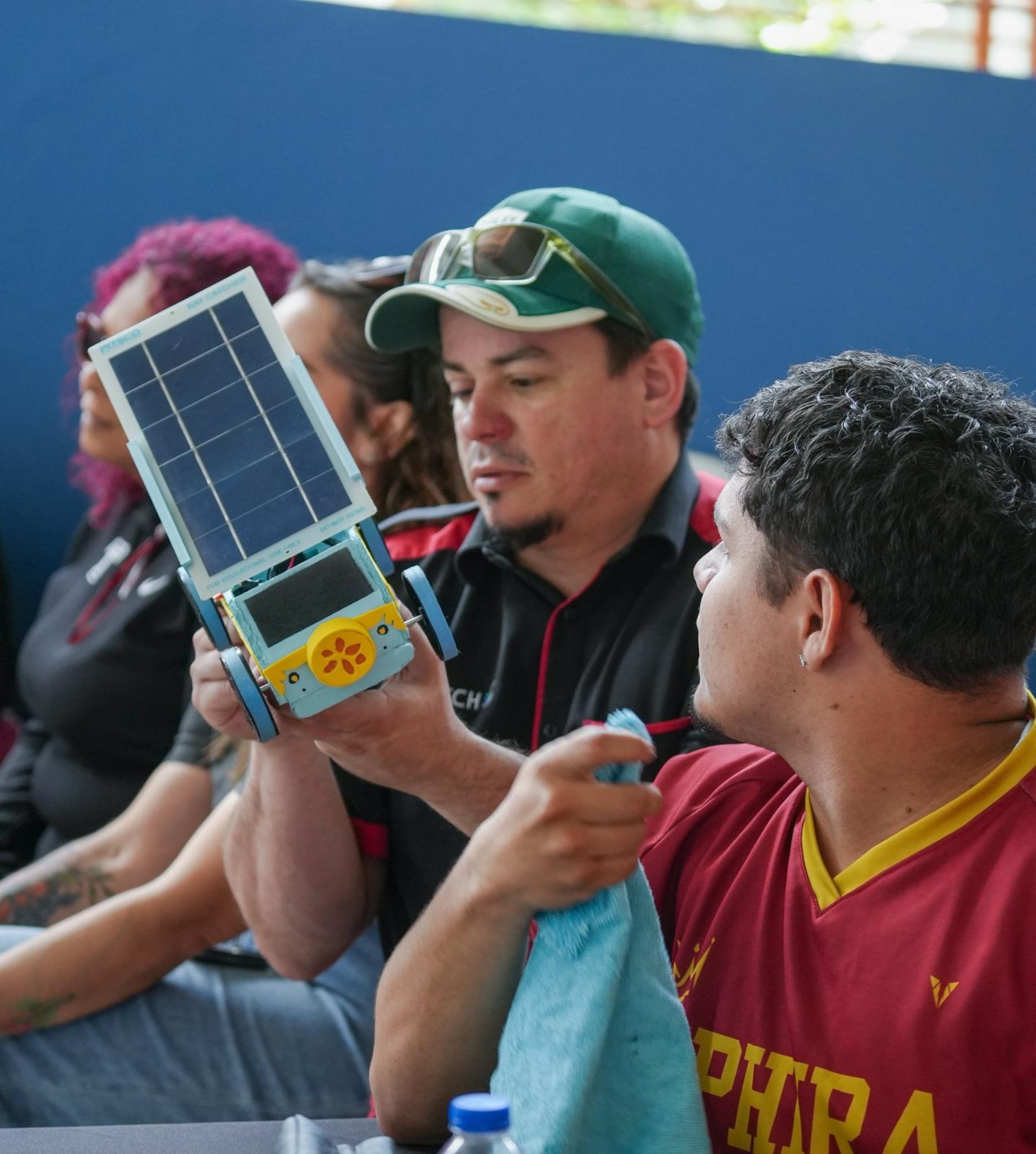 Jueces evaluando los carros.