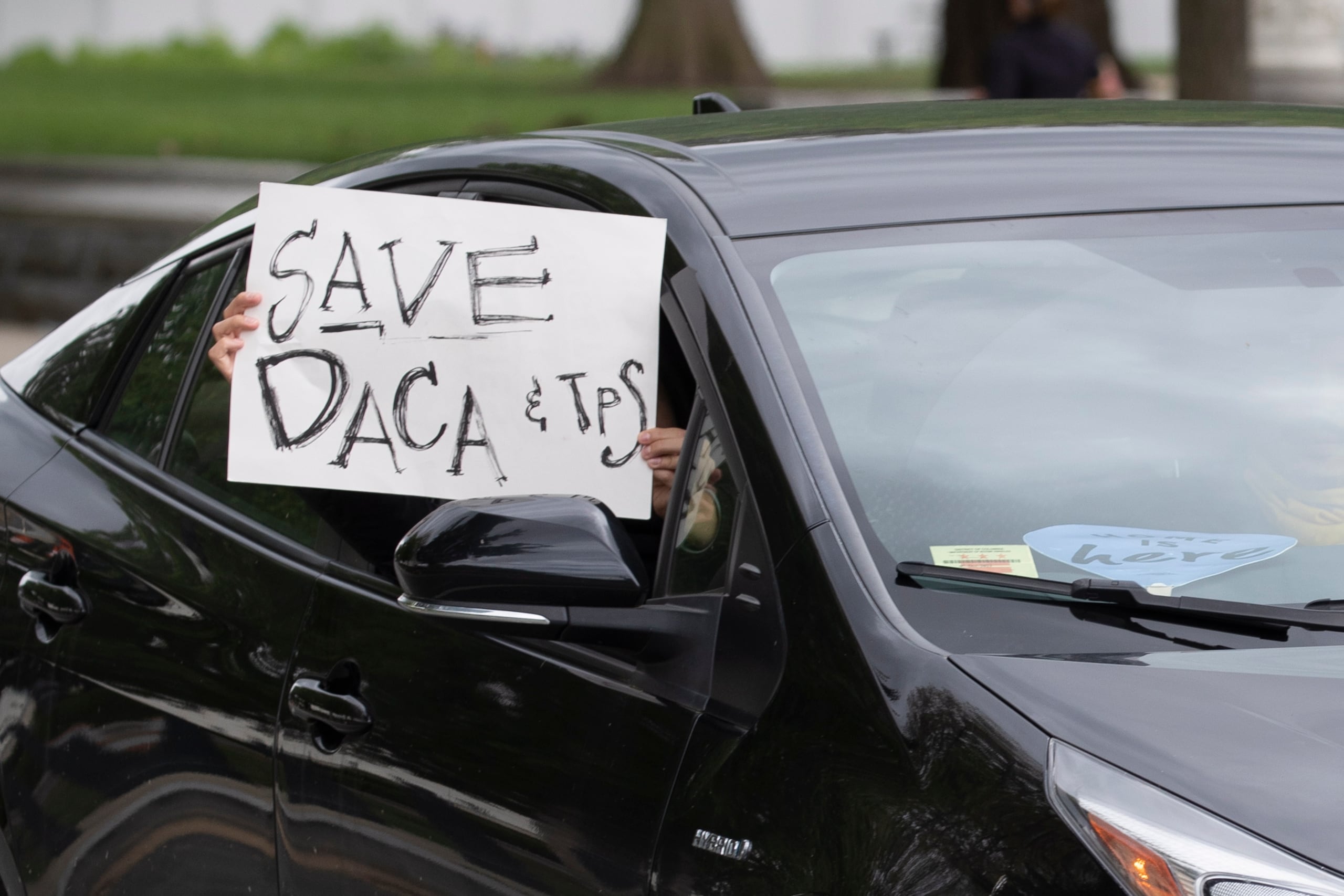 Una persona sostiene un cartel que lee "Salven DACA y TPS" como parte de una manifestación realizada por defensores de la inmigración y de los "dreamers" (soñadores), en Washington, DC, Estados Unidos, el 27 de abril de 2020. (EFE/EPA/Michael Reynolds/Archivo)
