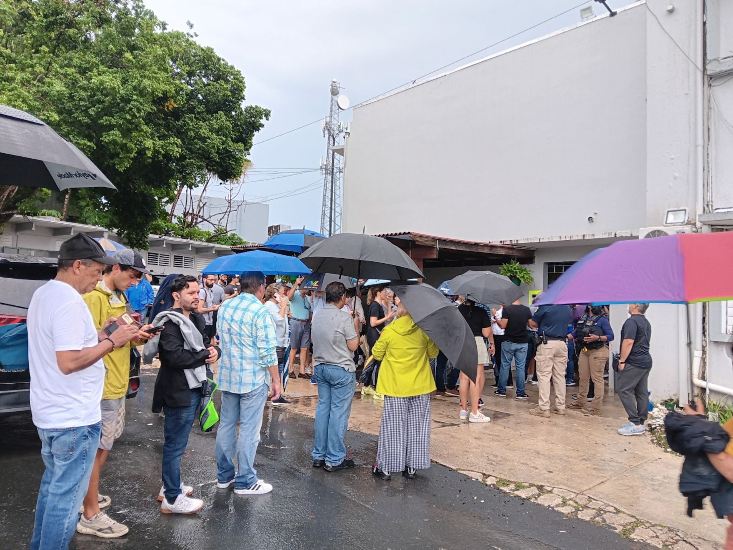 Electores en la escuela Juan José Osuna, localizada en la urbanización Baldrich en San Juan