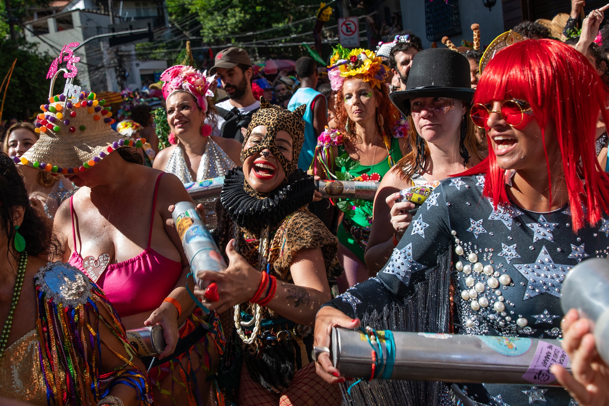 Miles de personas empezaron el desfile a las 6:00 de la mañana.