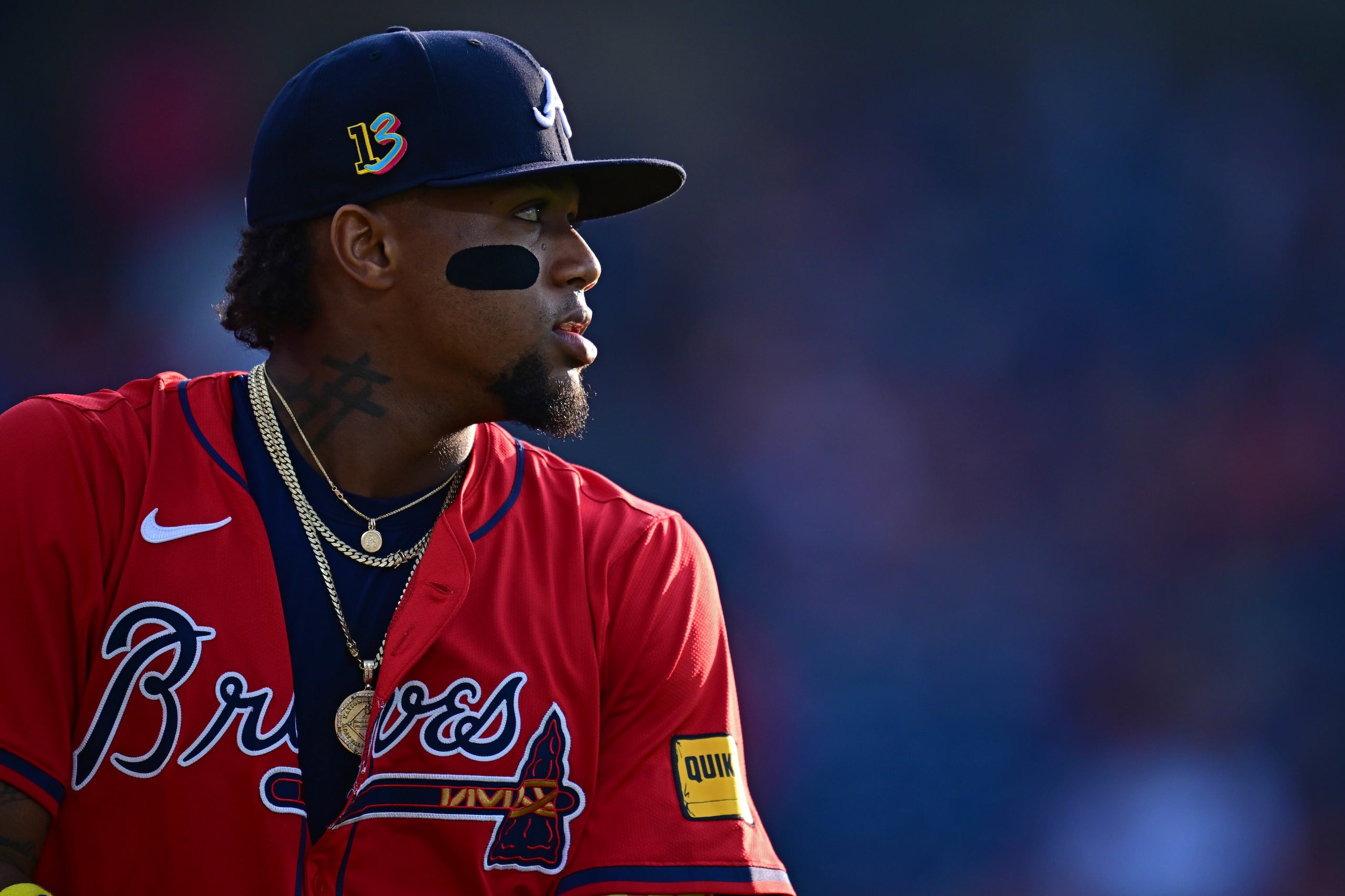 El venezolano Ronald Acuña Jr., de los Braves de Atlanta, calienta antes del juego ante los Guardianes de Cleveland, el viernes 15 de agosto de 2025.
