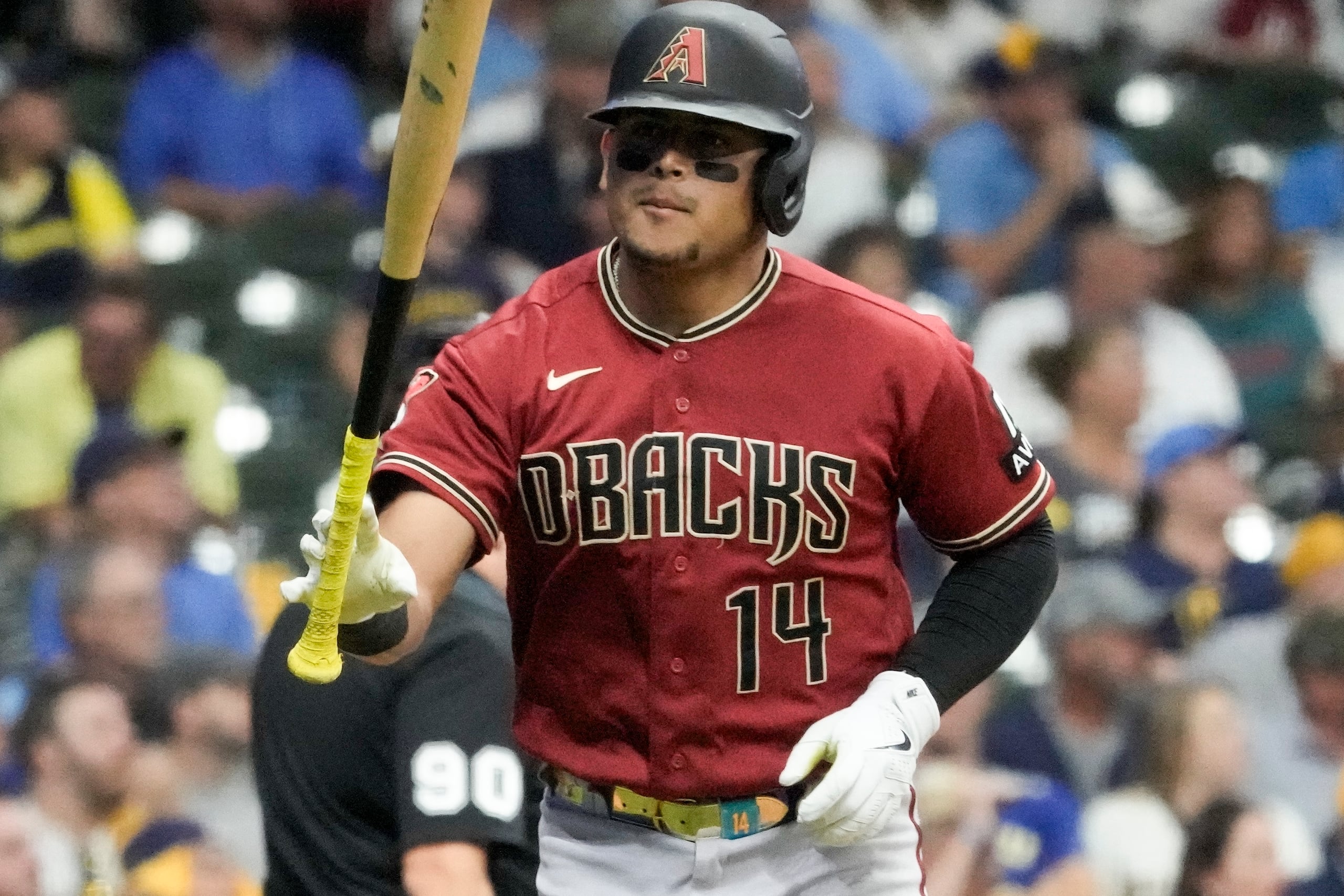 El venezolano Gabriel Moreno, de los Diamondbacks de Arizona, suelta el bate luego de conectar un jonrón en el primer juego de la serie de comodines ante los Brewers de Milwaukee.