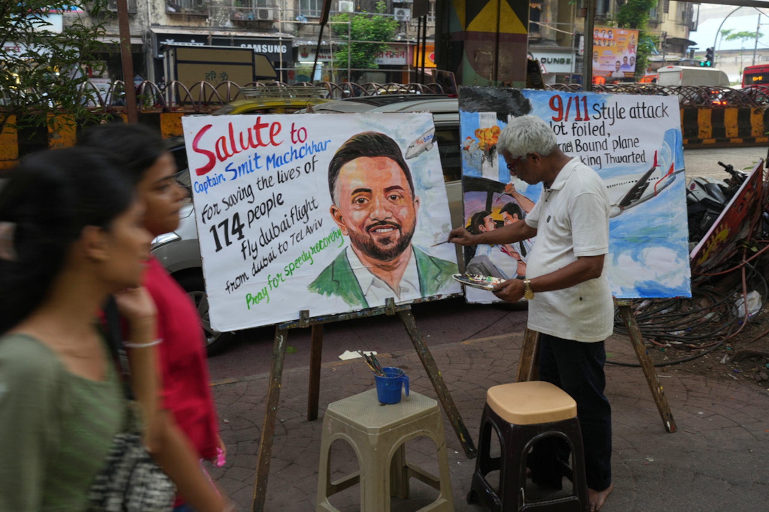Un maestro de la Escuela de Arte Gurukul pinta un retrato en homenaje a Smit Machchhar, el piloto indio de Flydubai que fue apuñalado, en Mumbai, India, el jueves, 1 de octubre de 2026.