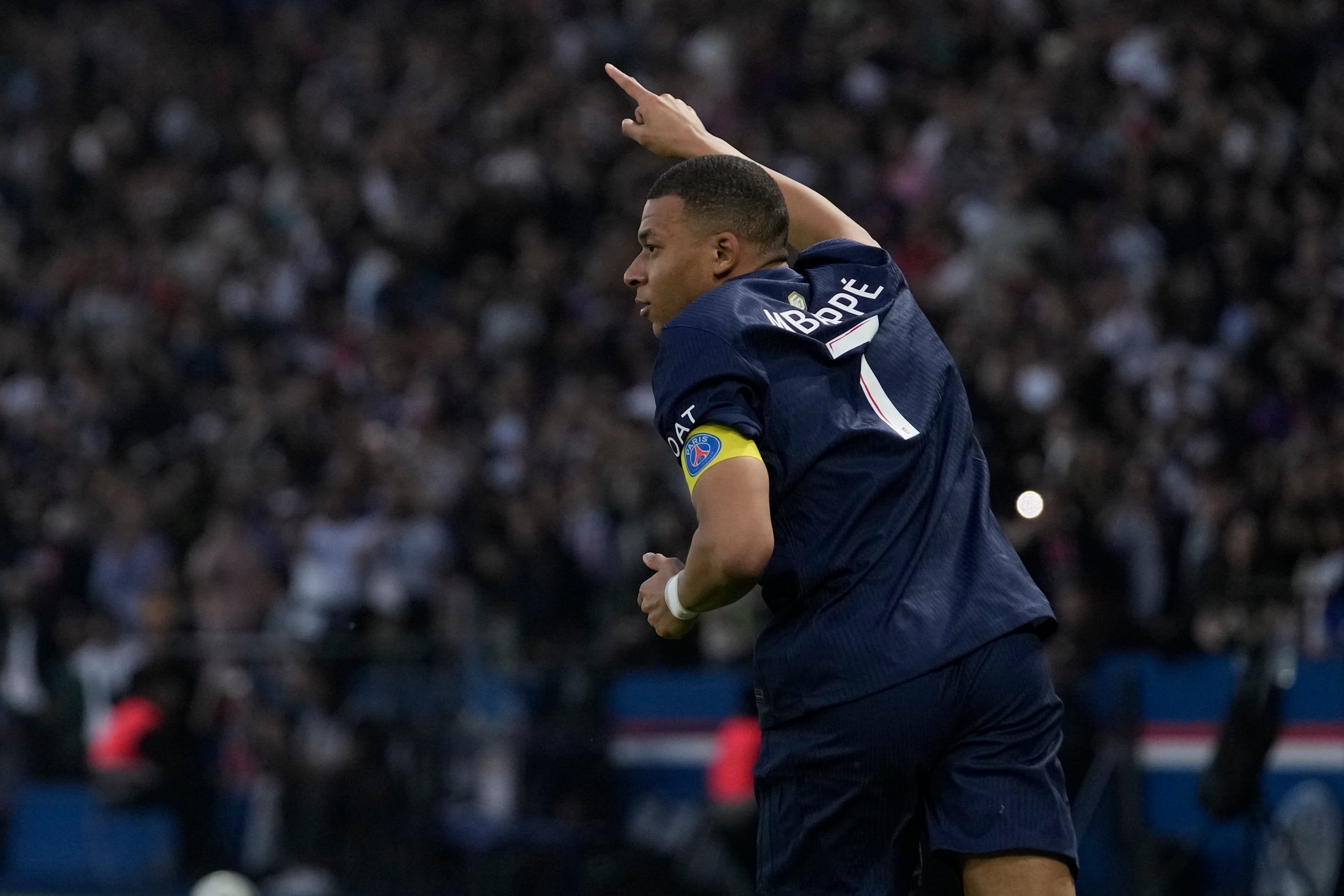 Kylian Mbappé celebra tras marcar el gol del Paris Saint-Germain ante Tolosa en la liga francesa.