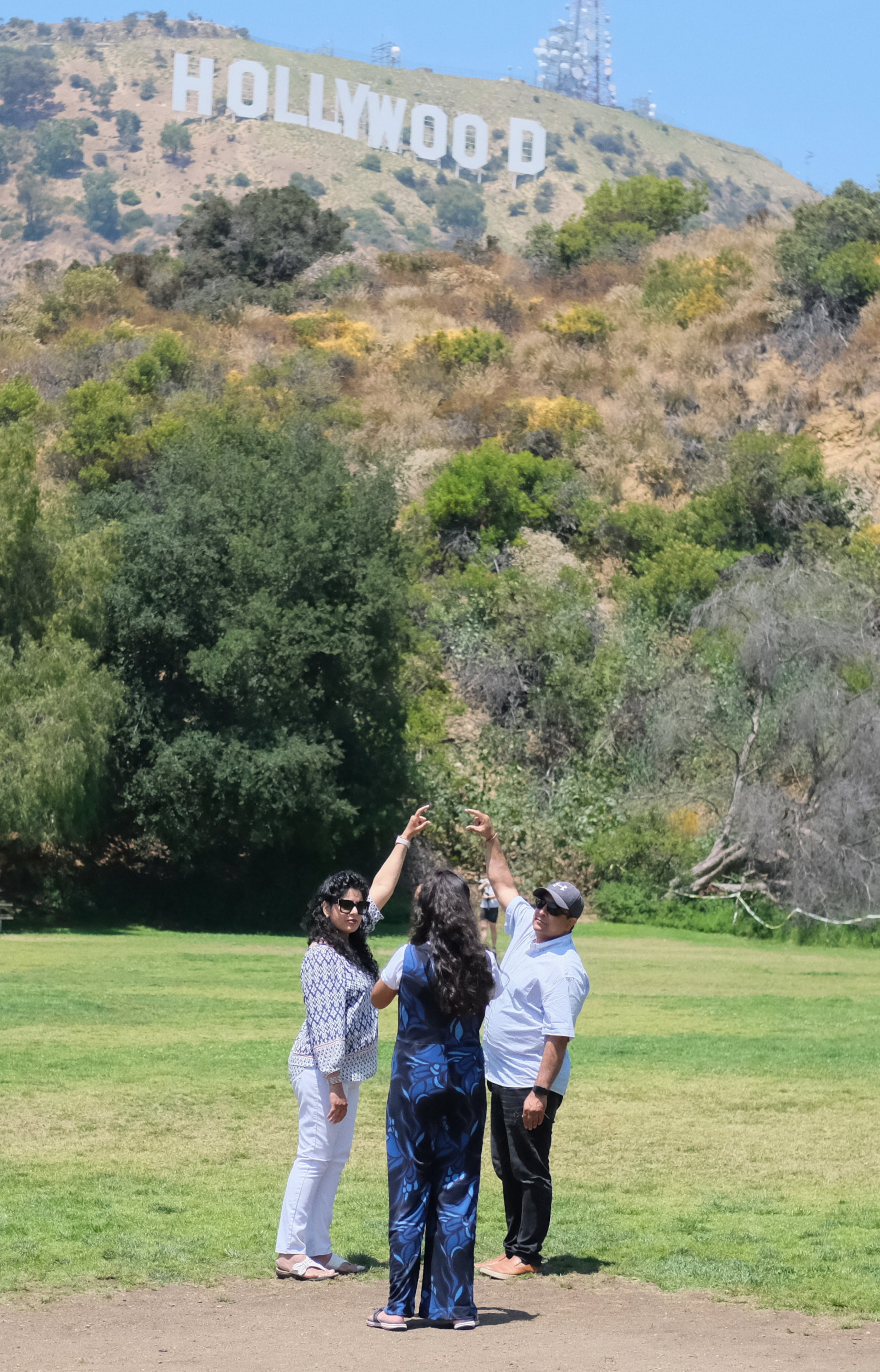 - Una pareja posa para una foto con el letrero de Hollywood de fondo, el 9 de junio de 2023, en el Lake View Park, en Los Ángeles (EE.UU.). EFE/ Mónica Rubalcava