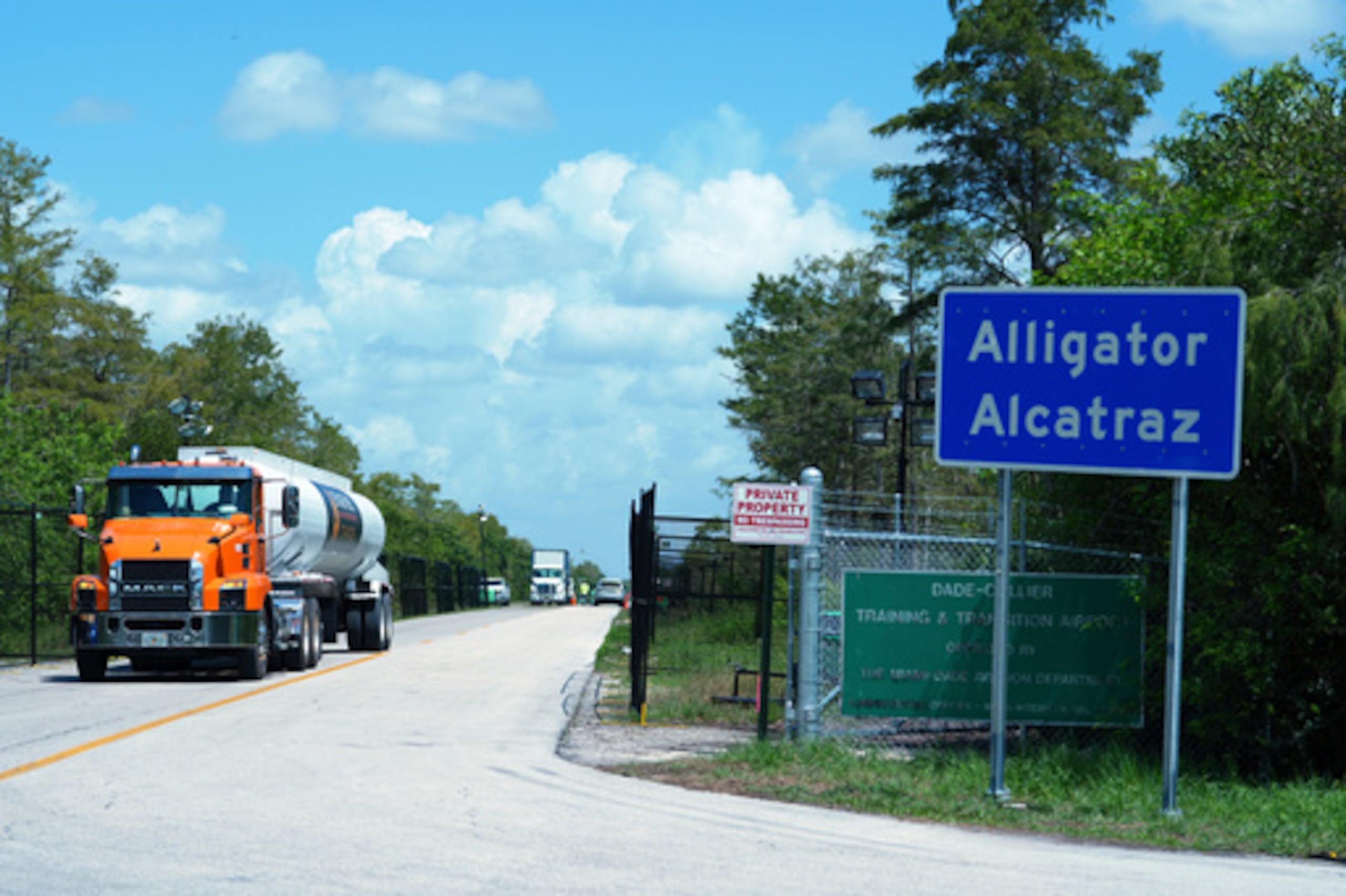 ARCHIVO - Camiones entran y salen del centro de detención de inmigrantes "Alligator Alcatraz" en los Everglades de Florida, el jueves 28 de agosto de 2025, en el condado de Collier, Florida (AP Photo/Rebecca Blackwell, File)