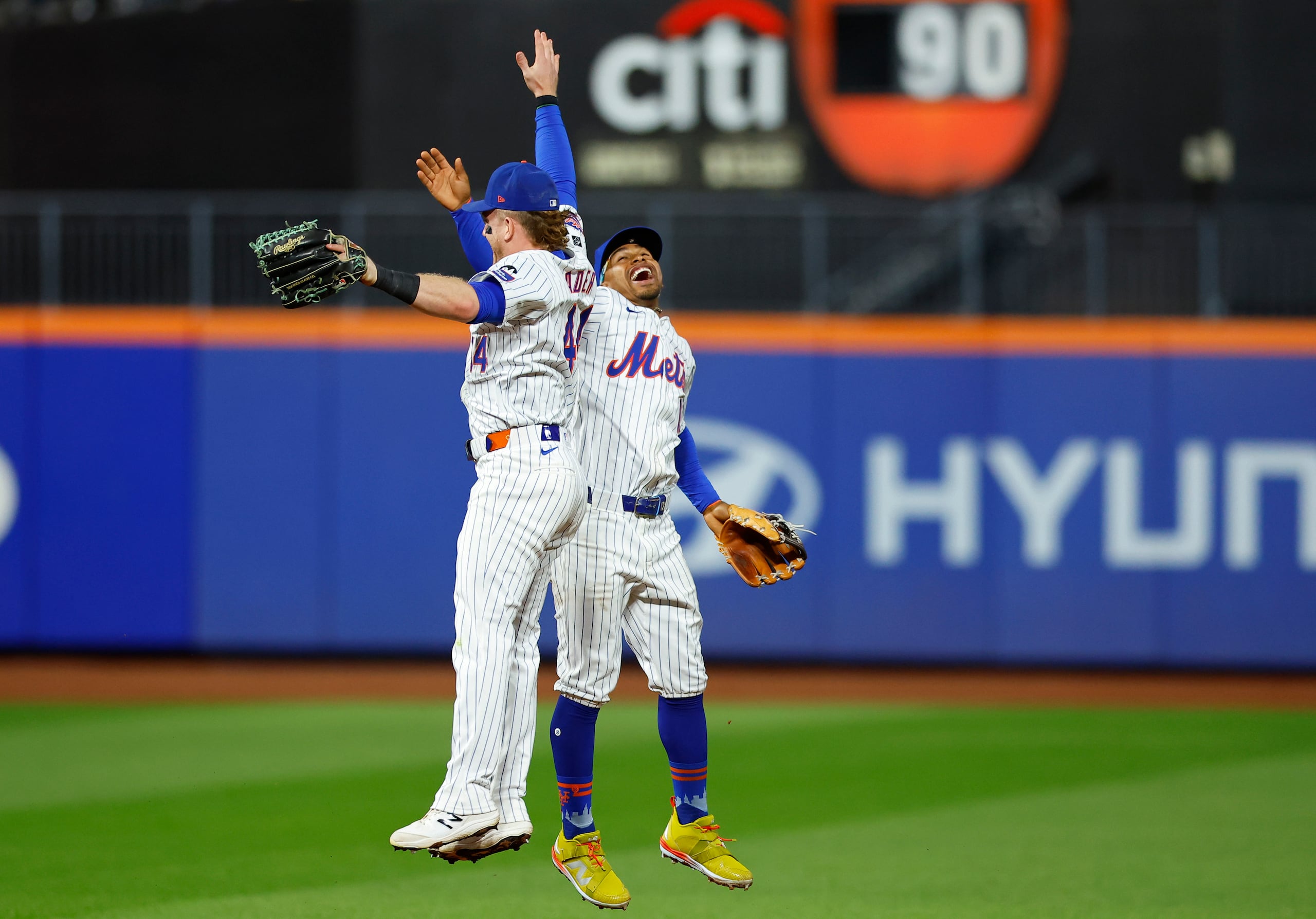 Harrison Bader, a la izquierda, y Francisco Lindor celebran la barrida a los Red Sox.
