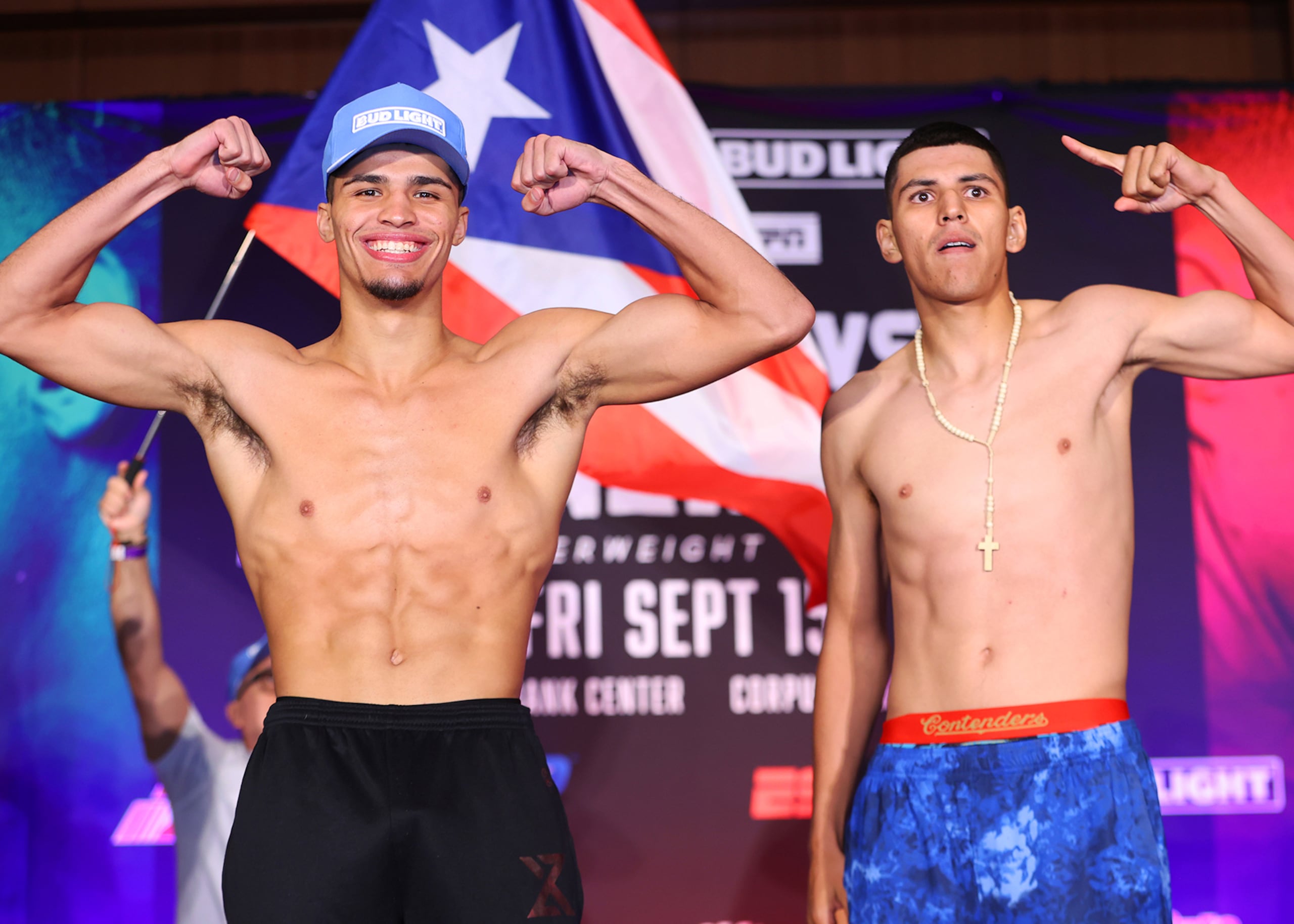 Xander Zayas (izquierda) arriesgará los cinturones NABO de la Organización Mundial de Boxeo (OMB), así como el de NABF de la división súper wélter.