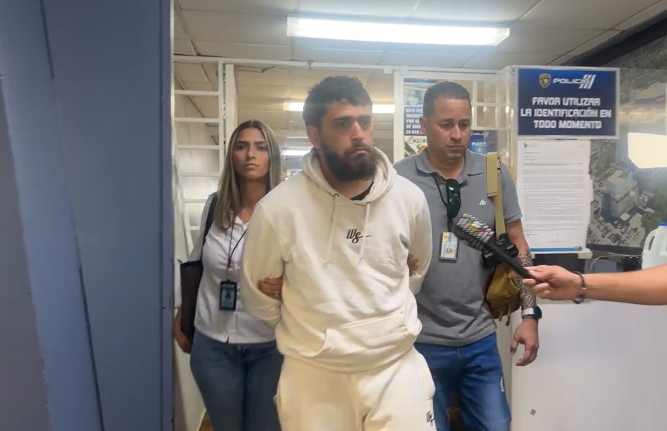 Según la investigación de la Policía, la noche de los hechos, tras un incidente en el interior del negocio, Serrano Alicea salió del establecimiento y abrio fuego indiscriminadamente, alcanzando a ambos jóvenes.