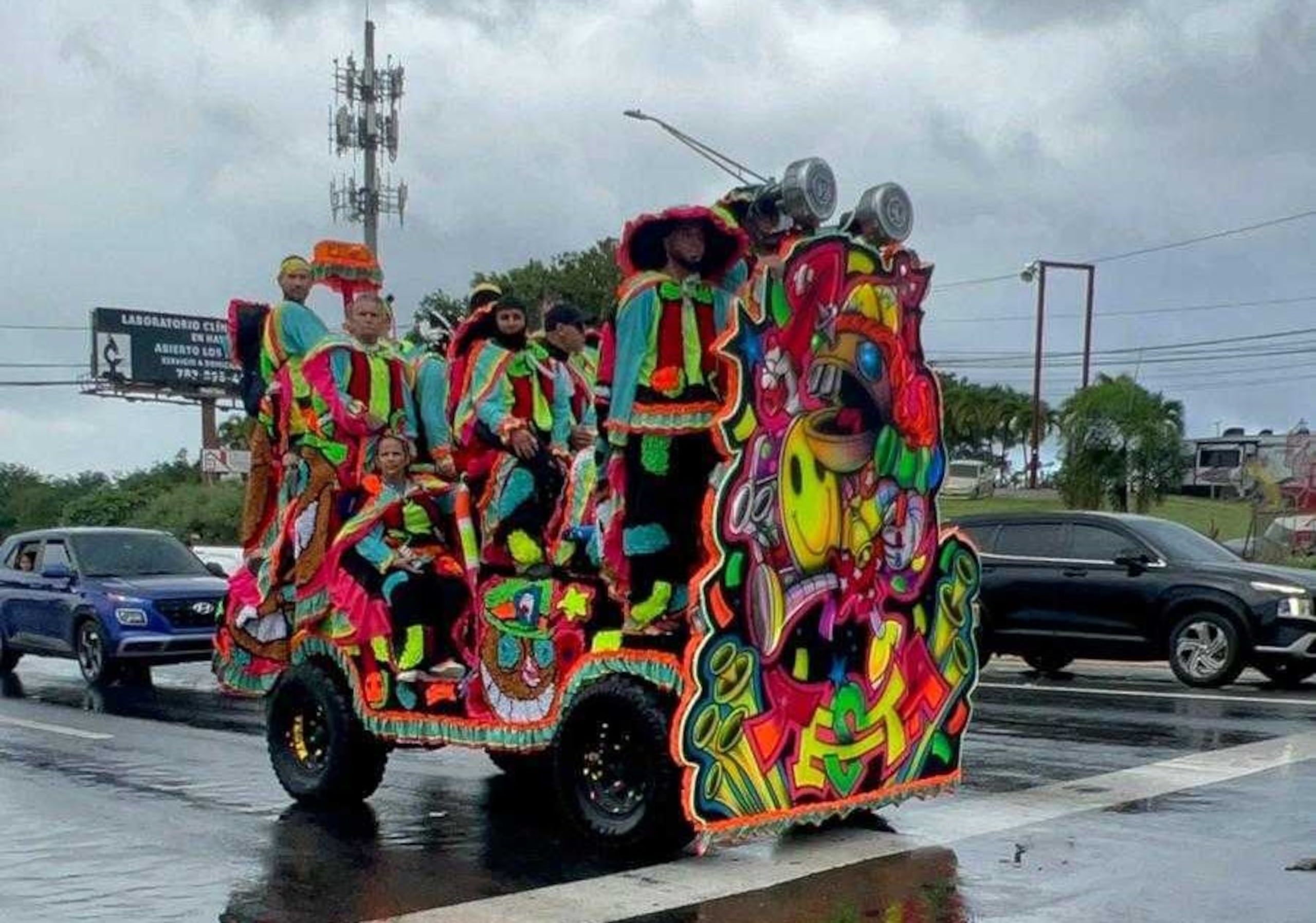 La comparsa del grupo Testa recorre las calles de Hatillo, donde este sábado se realiza el Festival de Las Máscaras.