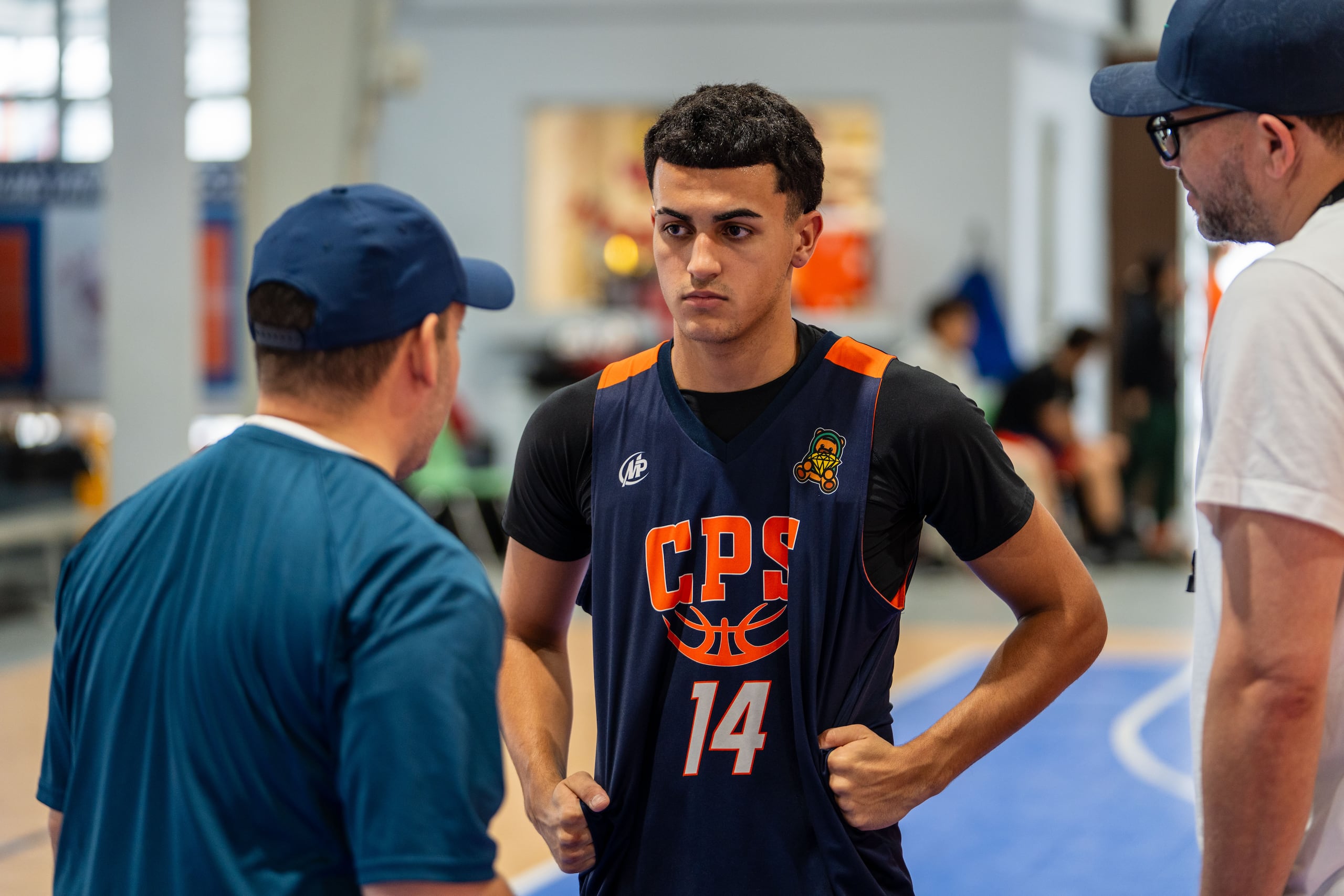 Edrick Camacho, pasado Jugador Más Valioso del Buzzer Beater, recibe instrucciones de Leo Arill e Iván Ríos.