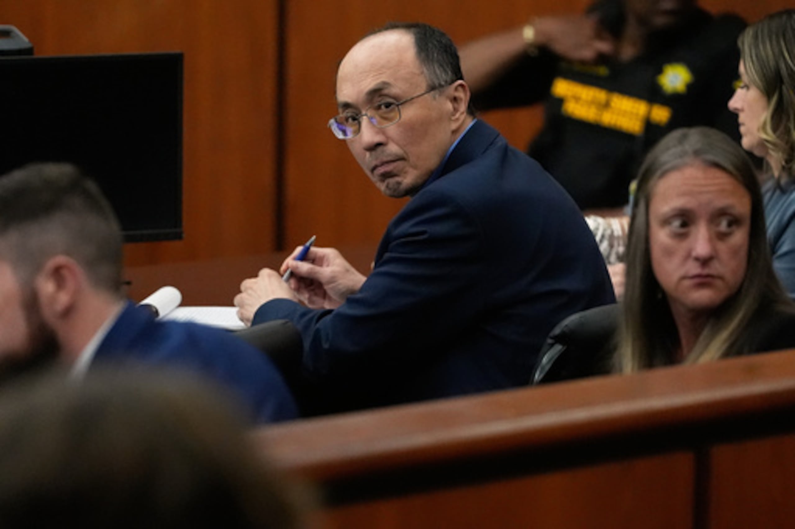 Chikei Rick Chow, propietario de una tienda de conveniencia acusado en 2023 del tiroteo mortal de un niño negro de 14 años, comparece ante el tribunal durante los alegatos finales en su juicio por asesinato, el lunes 1 de junio de 2026, en Columbia, Carolina del Sur (AP Photo/Erik Verduzco)