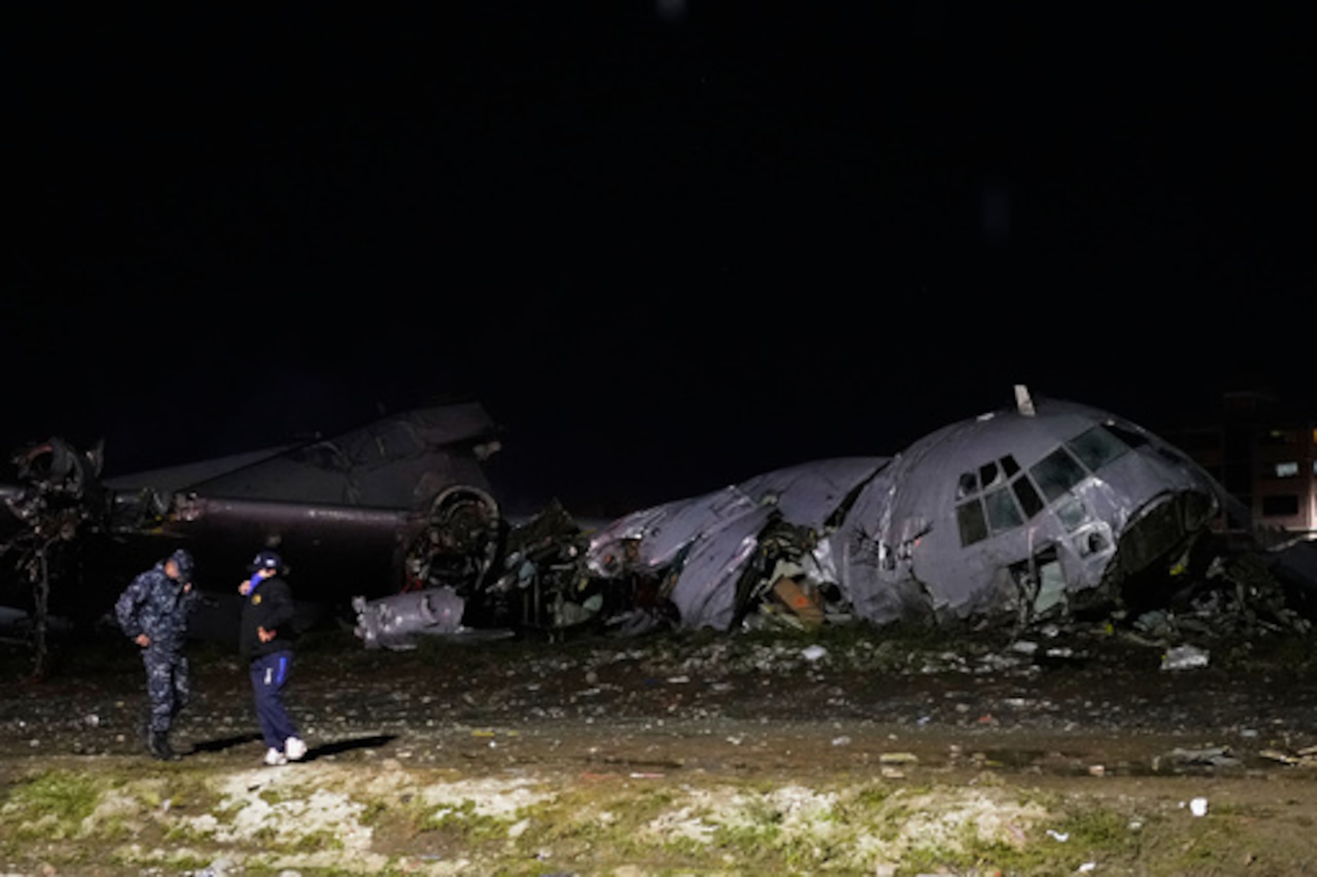 Un policía junto a un avión que se estrelló en El Alto, Bolivia, el viernes 27 de febrero de 2026. (AP Photo/Juan Karita)