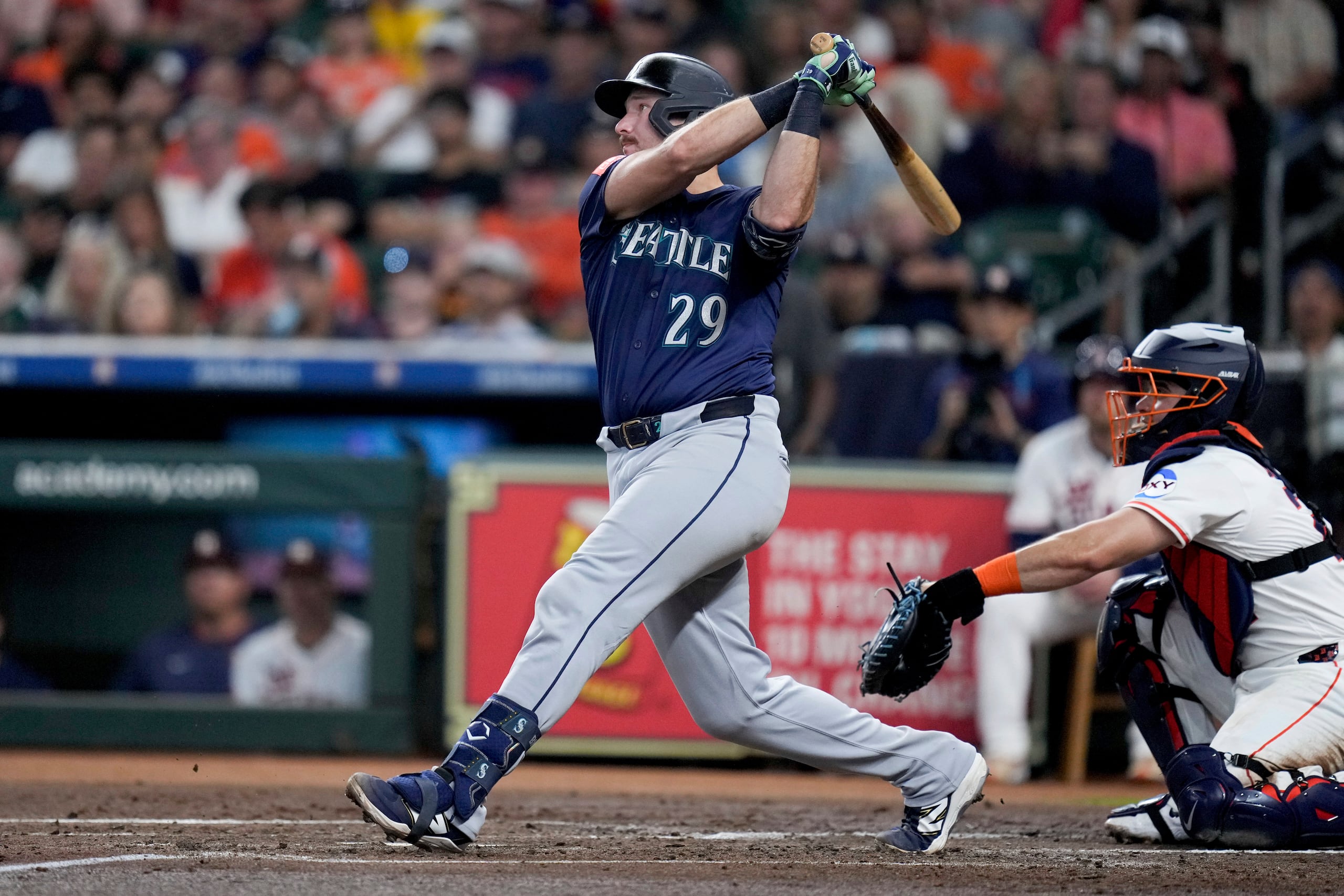 Cal Raleigh, de los Mariners de Seattle, observa la pelota desaparecer tras conectar un cuadrangular frente a los Astros de Houston.