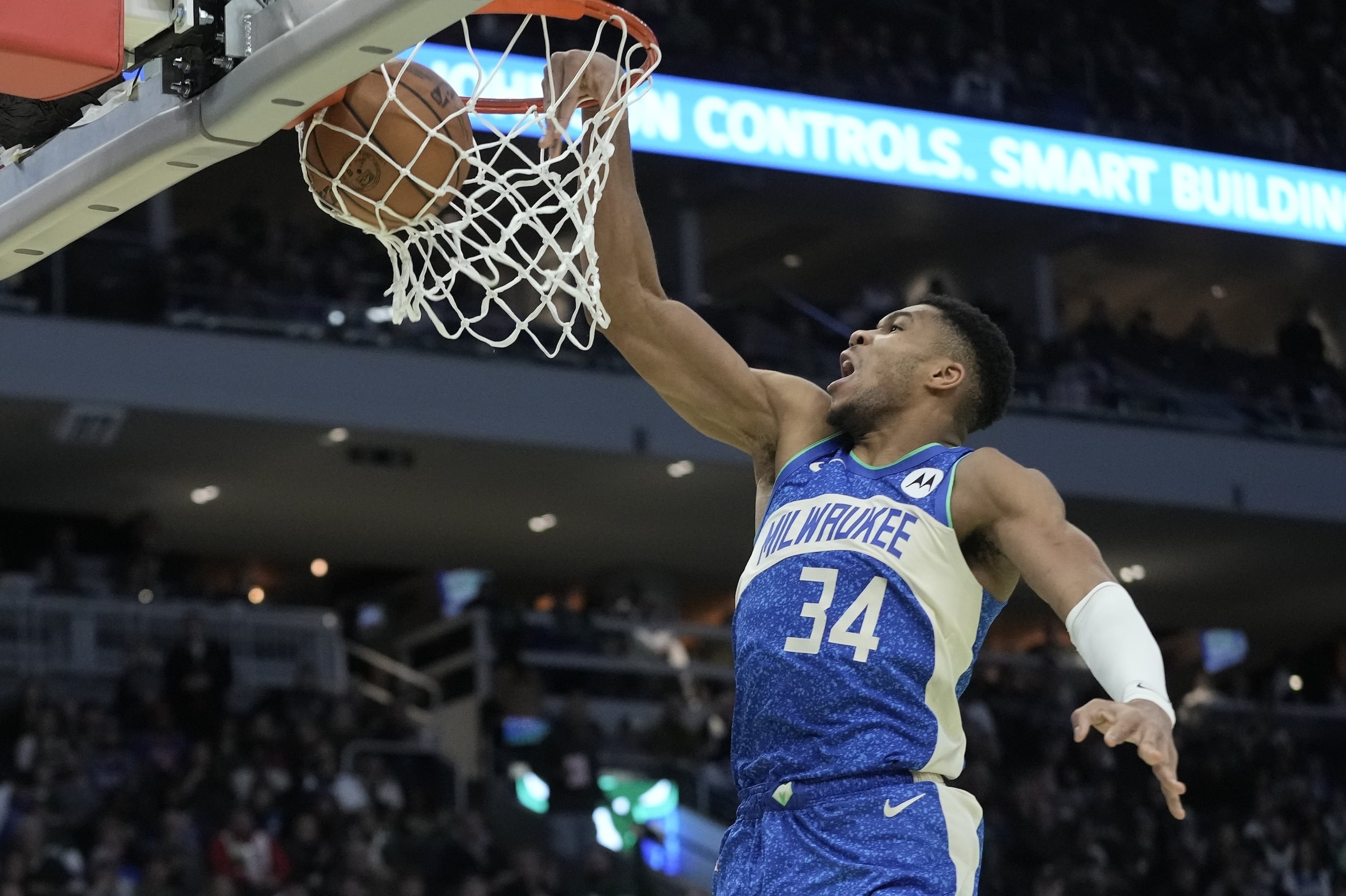 Giannis Antetokounmpo de los Bucks de Milwaukee clava el balón en el encuentro de la Copa de la NBA ante los Knicks de Nueva York el martes 5 de diciembre del 2023.