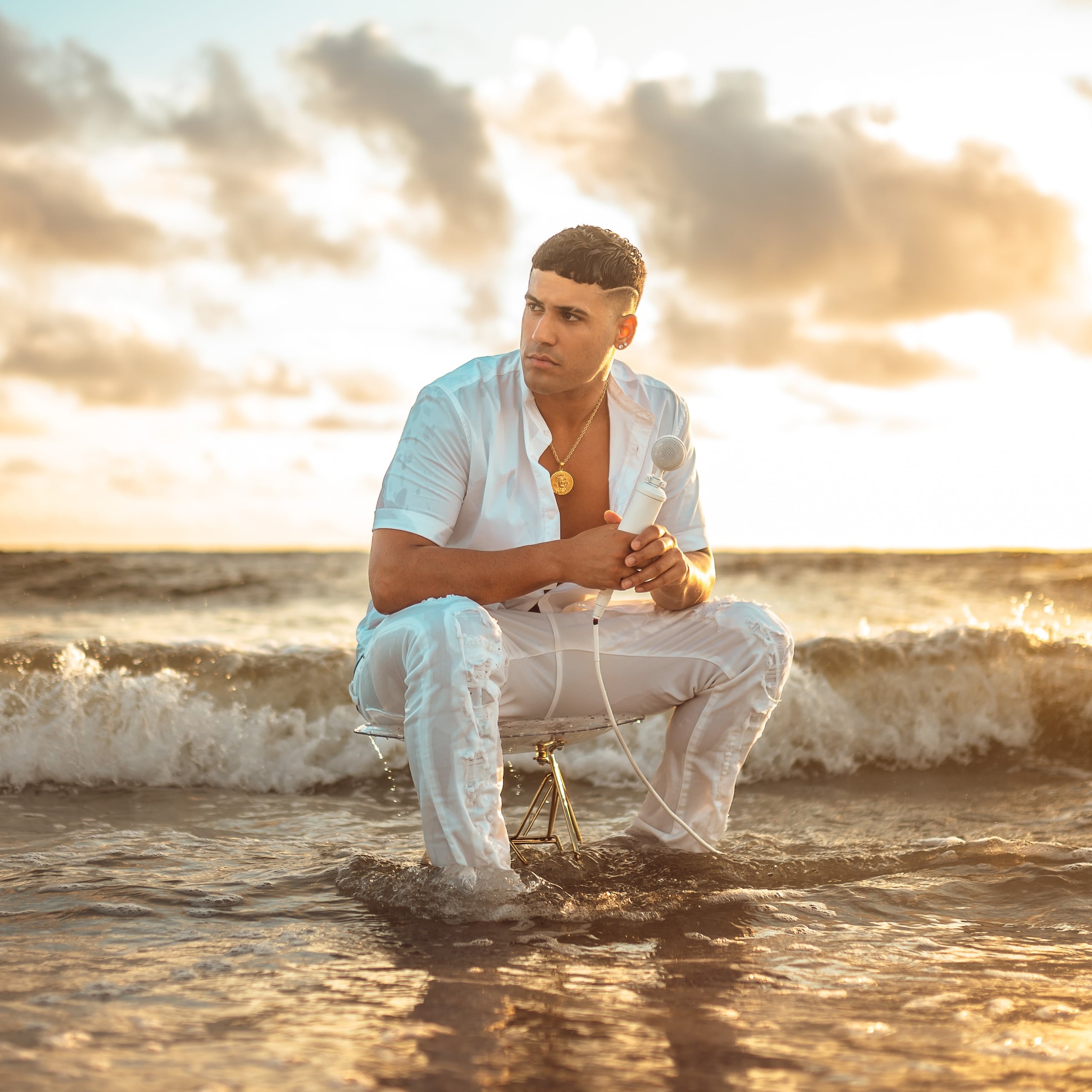 Moa Rivera explora una faceta nueva en su carrera con esta balada.