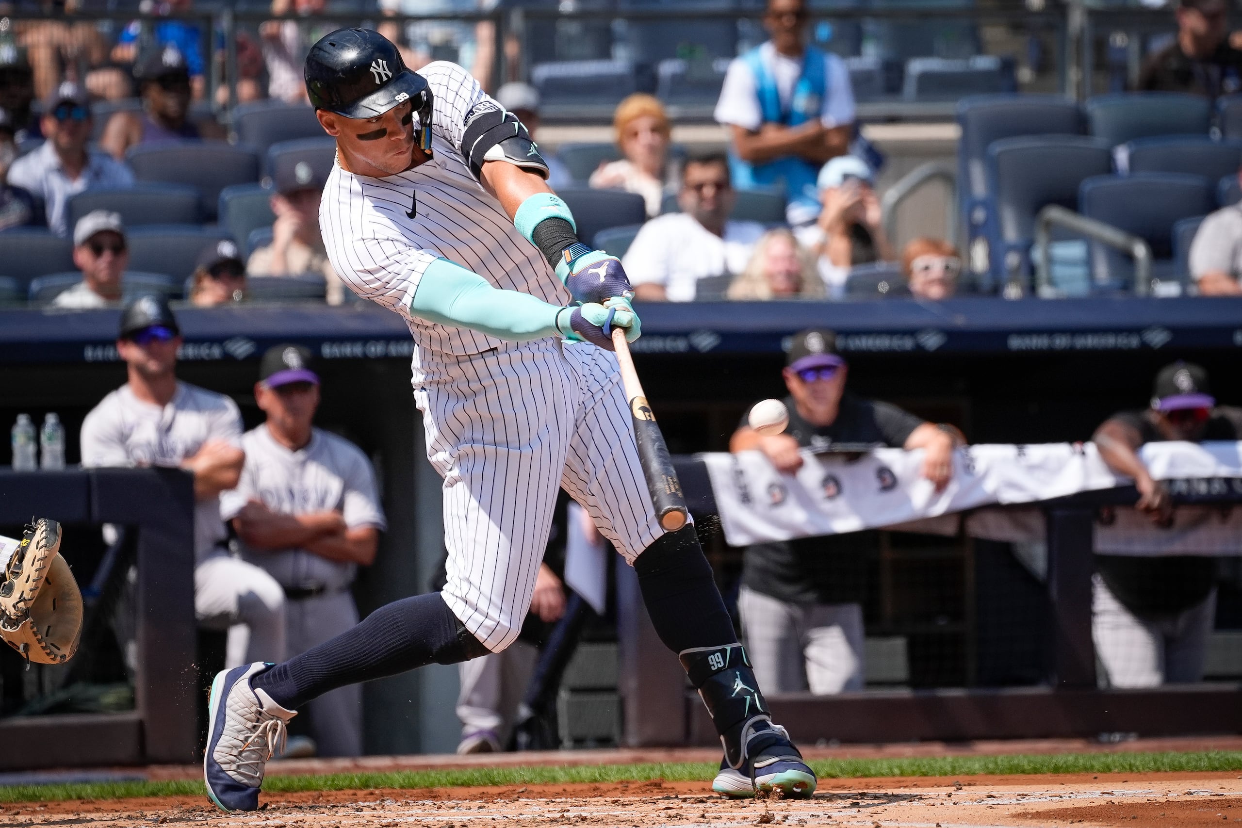 Aaron Judge, de los Yankees de Nueva York, batea jonrón durante la primera entrada del juego de béisbol en contra de los Rockies de Colorado. Su segundo del juego en el séptimo, por su parte, vino entre medio de vuelacercas de Juan Soto y Giancarlo Stanton.