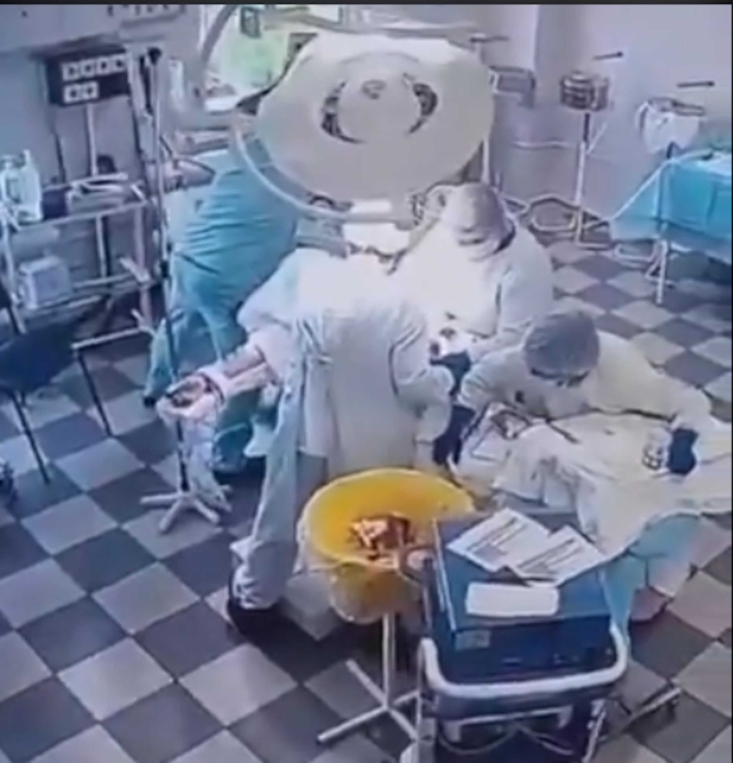 Médicos continúan operando en medio de terremoto en Rusia