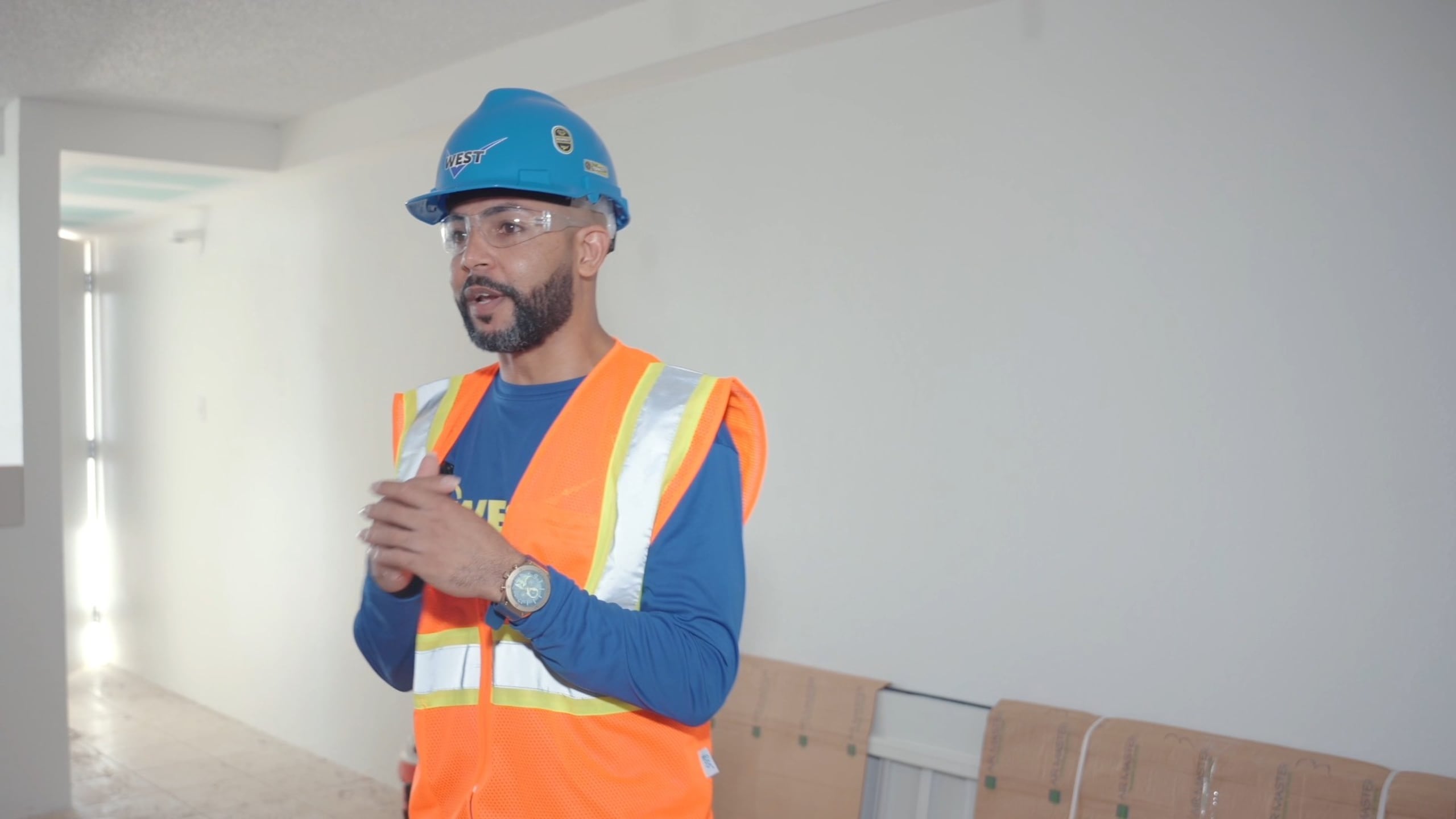 Emmanuel Zayas Ortiz explicó que, aunque llegó a la empresa sin saber nada de construcción, tenían un programa de aprendiz, donde iban enseñando en compañía de un ingeniero que les da clases una vez a la semana, hasta que reciben una certificación.