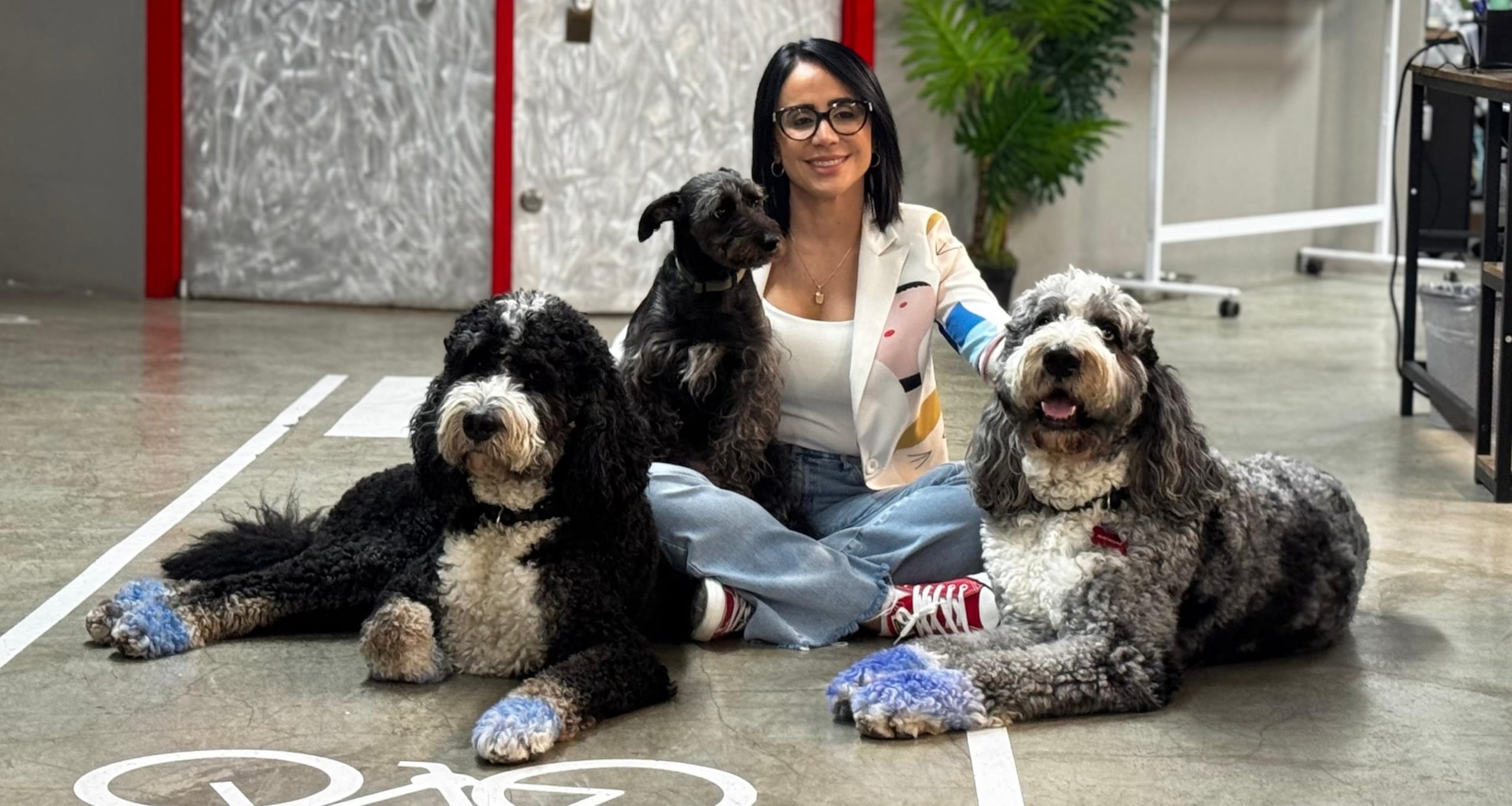 La sicóloga Amarilis Ramos, propietaria de Grupo SEPI, con las mascotas Bourbon, Olaf y Macallan