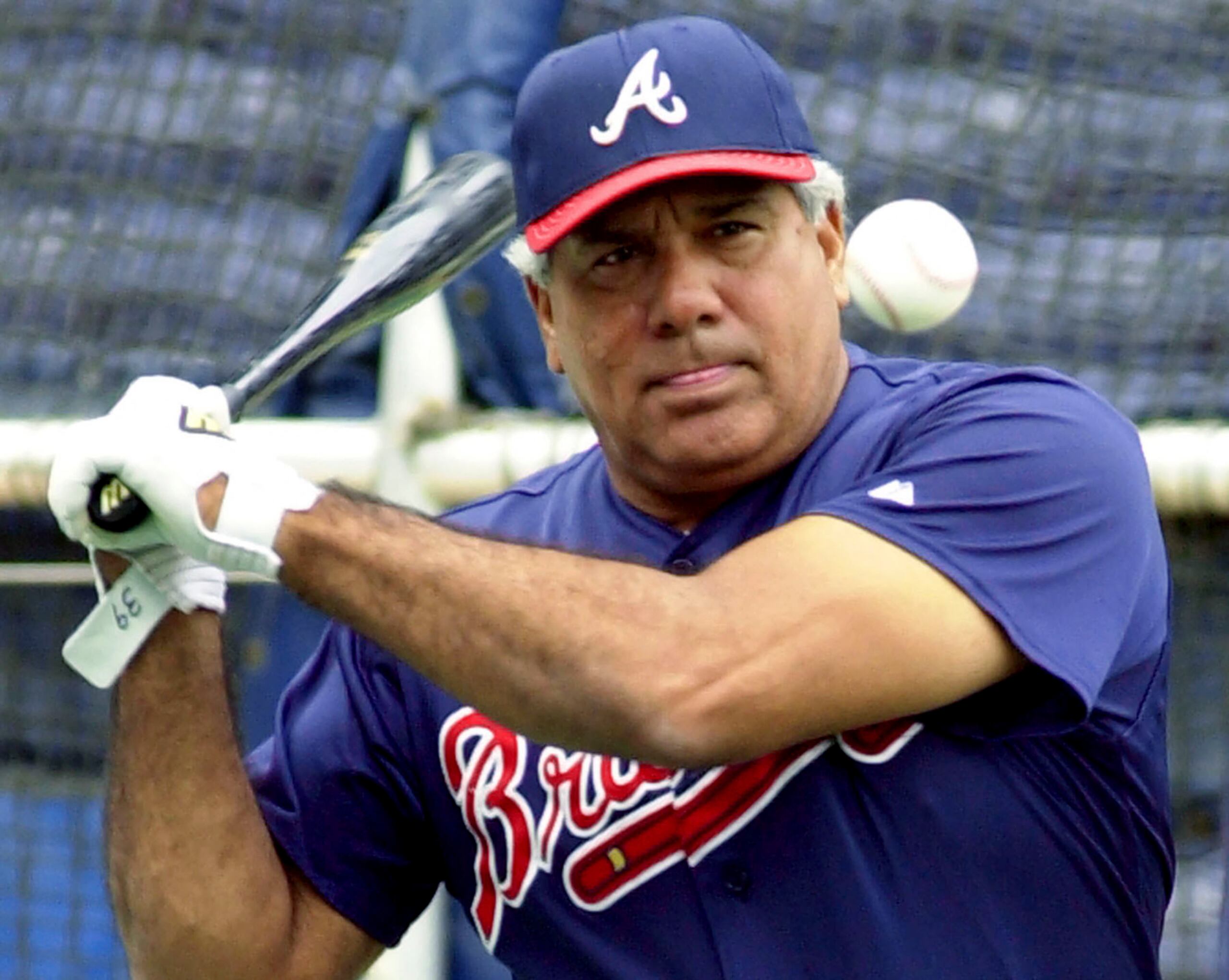 En esta foto del 11 de octubre del 2001, el entrenador de los Braves de Atlanta, Pat Corrales, batea una bola en un entrenamiento en el Turner Field. El lunes 28 de agosto del 2023 anuncian el fallecimiento de Corrales a los 82 años.