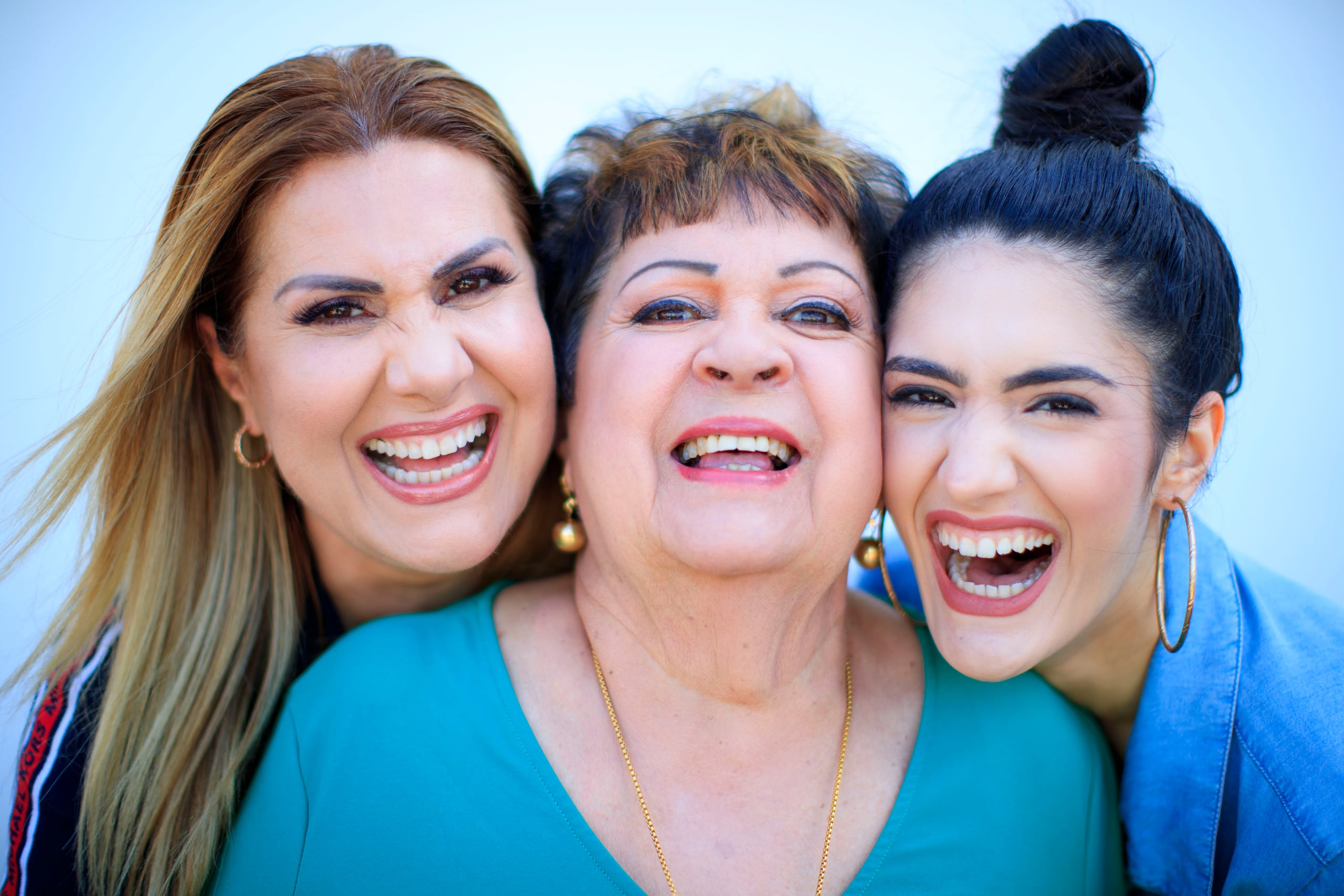 Sonia López (centro), aquí junto con su hija Deddie Romero (izquierda) y su nieta Didi, también deseó ser operada.