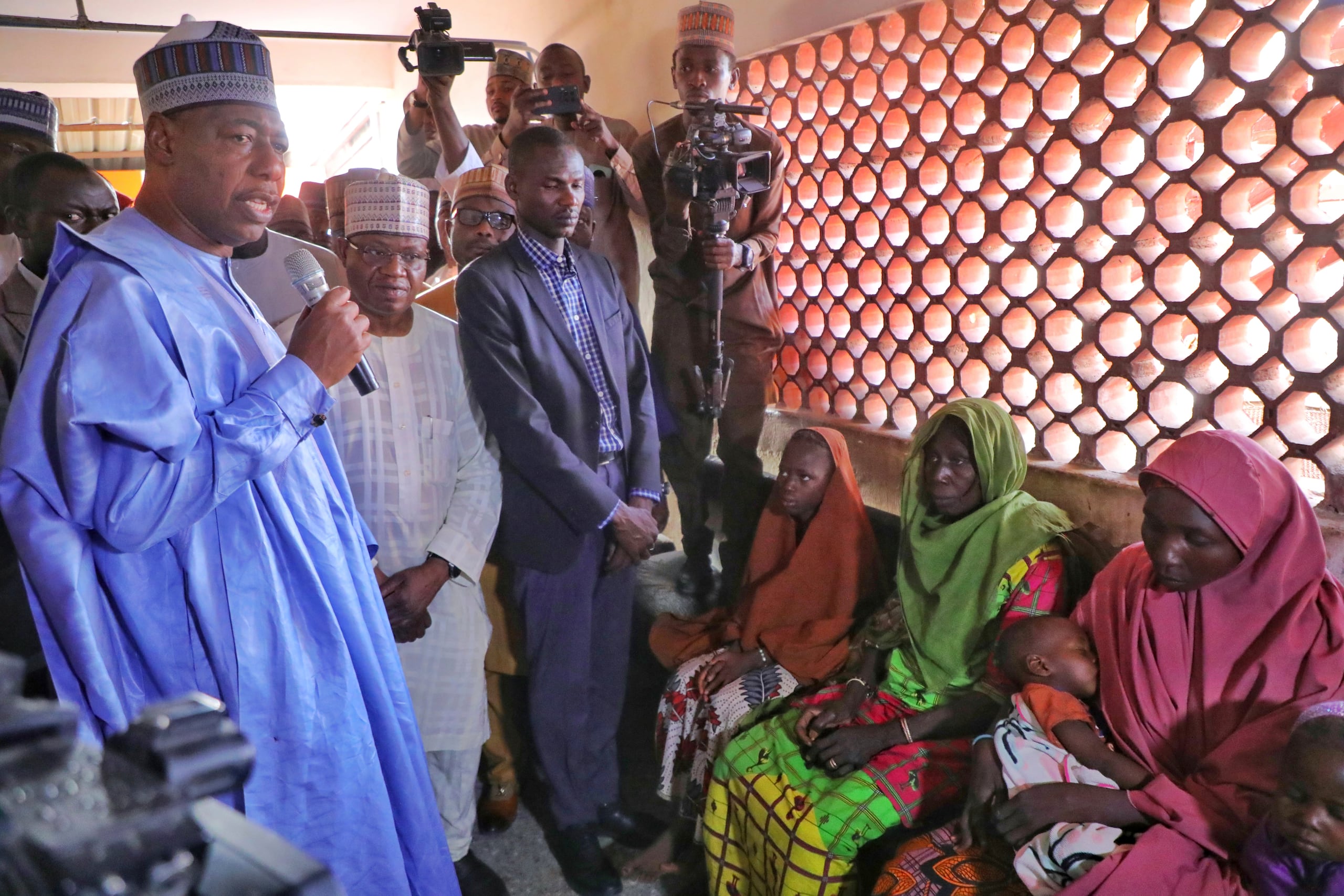 Babagana Zulum, gobernador del estado de Borno, habla con las víctimas de un ataque con bomba, en un hospital en Maiduguri, Nigeria, el sábado 12 de abril de 2025. (AP Foto)