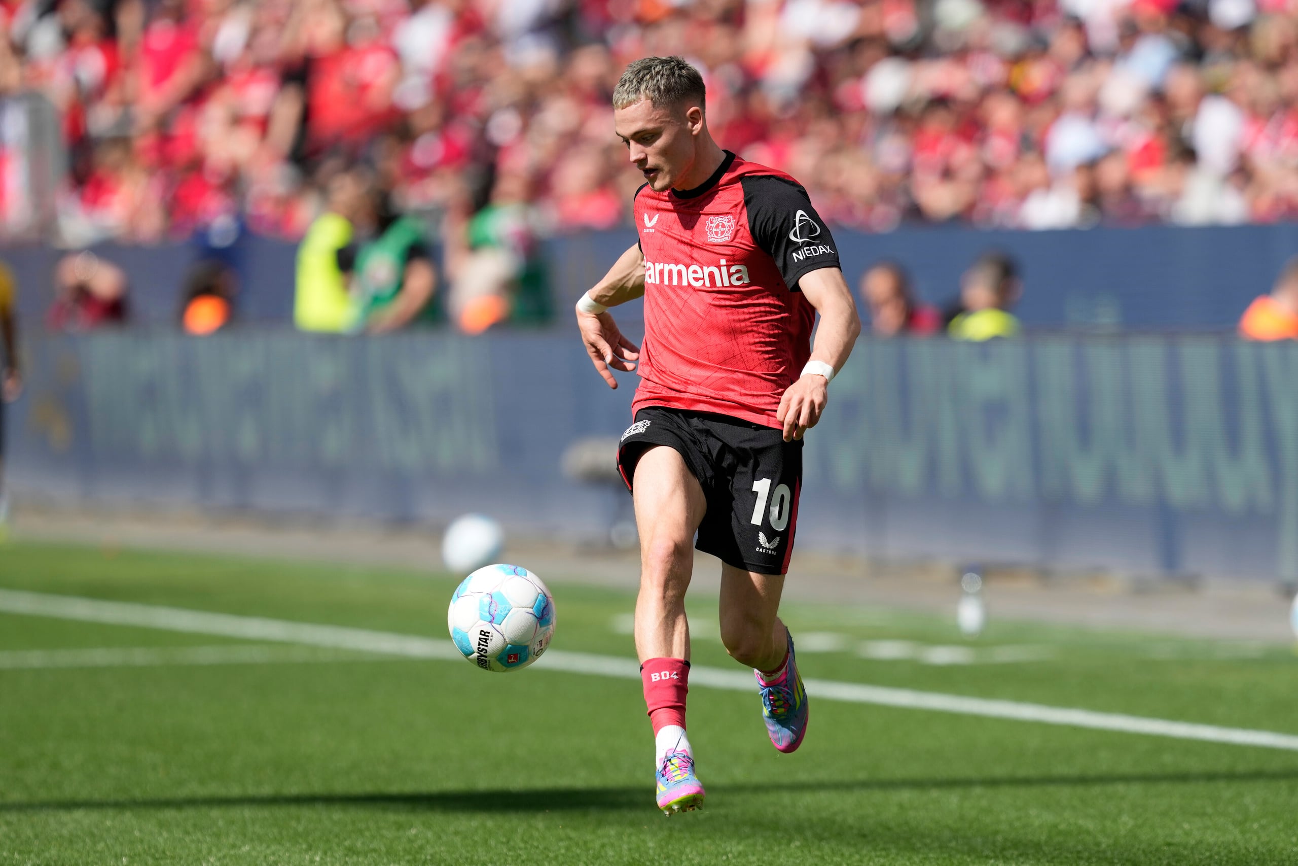 Florian Wirtz, del Leverkusen, en acción durante el partido entre el Bayer Leverkusen y el FC Augsburg en el BayArena en Leverkusen, Alemania, el 26 de abril de 2025.