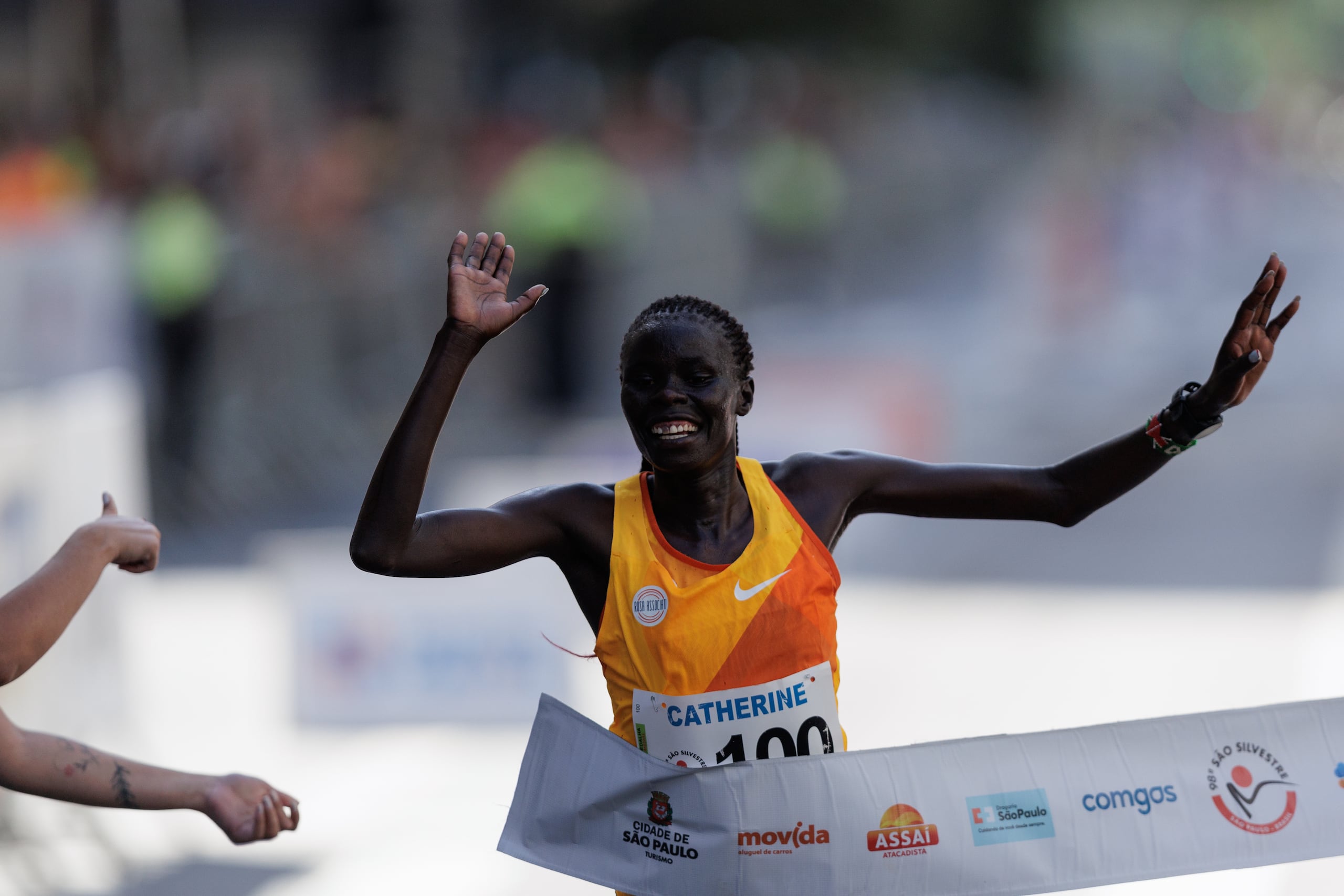 La atleta keniana Catherine Reline cruza la meta para ganar la prueba femenina de la edición 98 de la Carrera Internacional de San Silvestre hoy en la mañana.