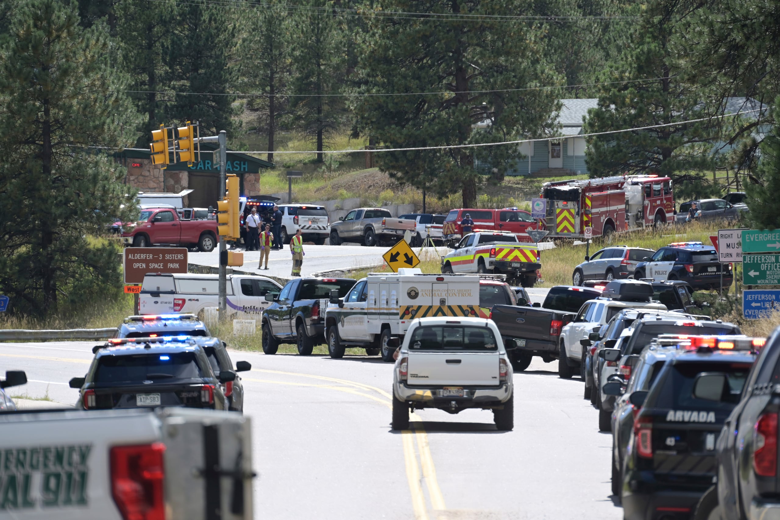 Personal de emergencias y agentes de seguridad responden a un tiroteo en la Escuela Secundaria Evergreen, el 10 de septiembre de 2025, en Evergreen, Colorado. (Hyoung Chang/The Denver Post vía AP)