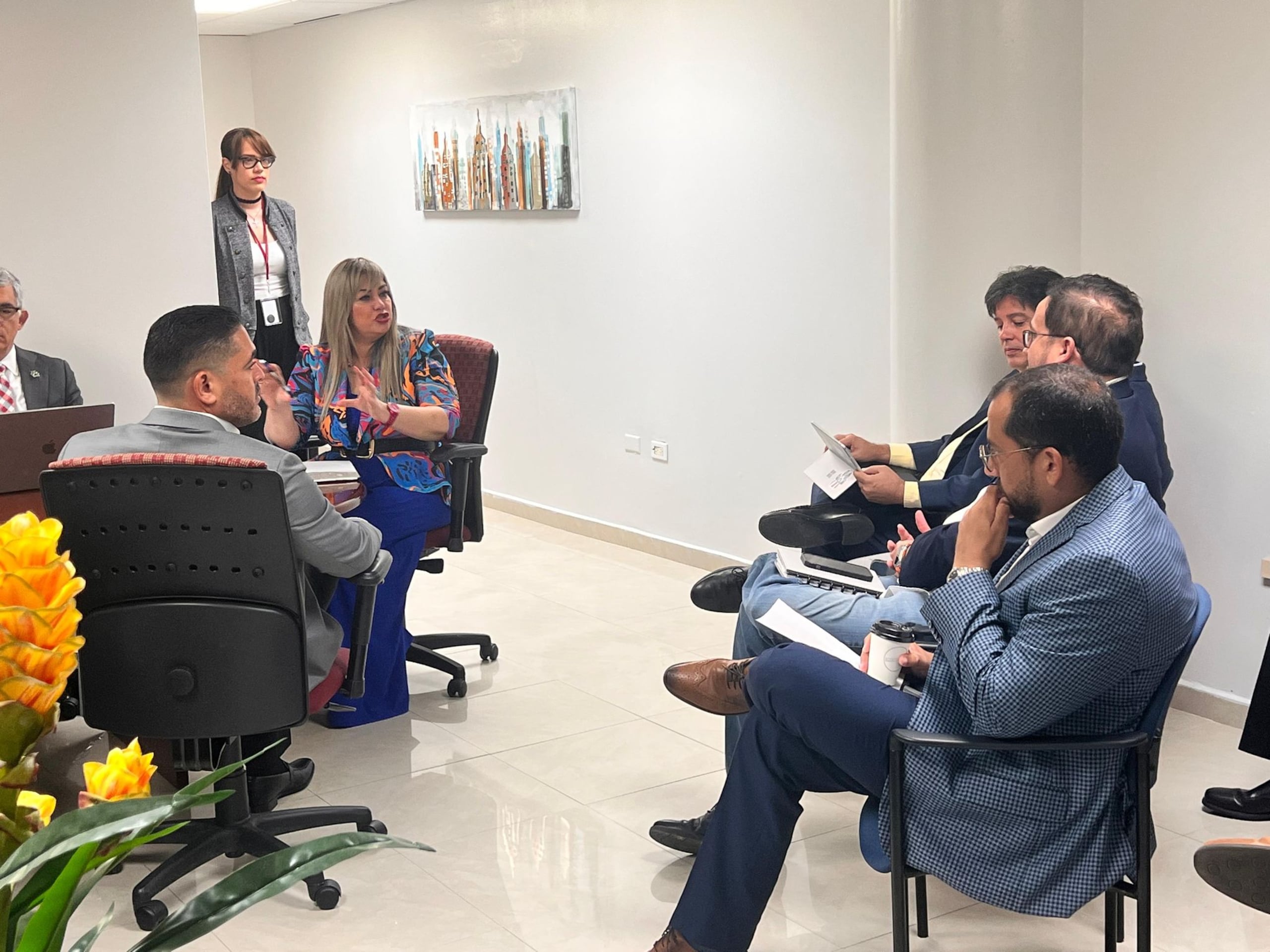 Reunión entre senadora Riquelme y líderes de ingeniería para abordar la falta de estos profesionales en Puerto Rico.