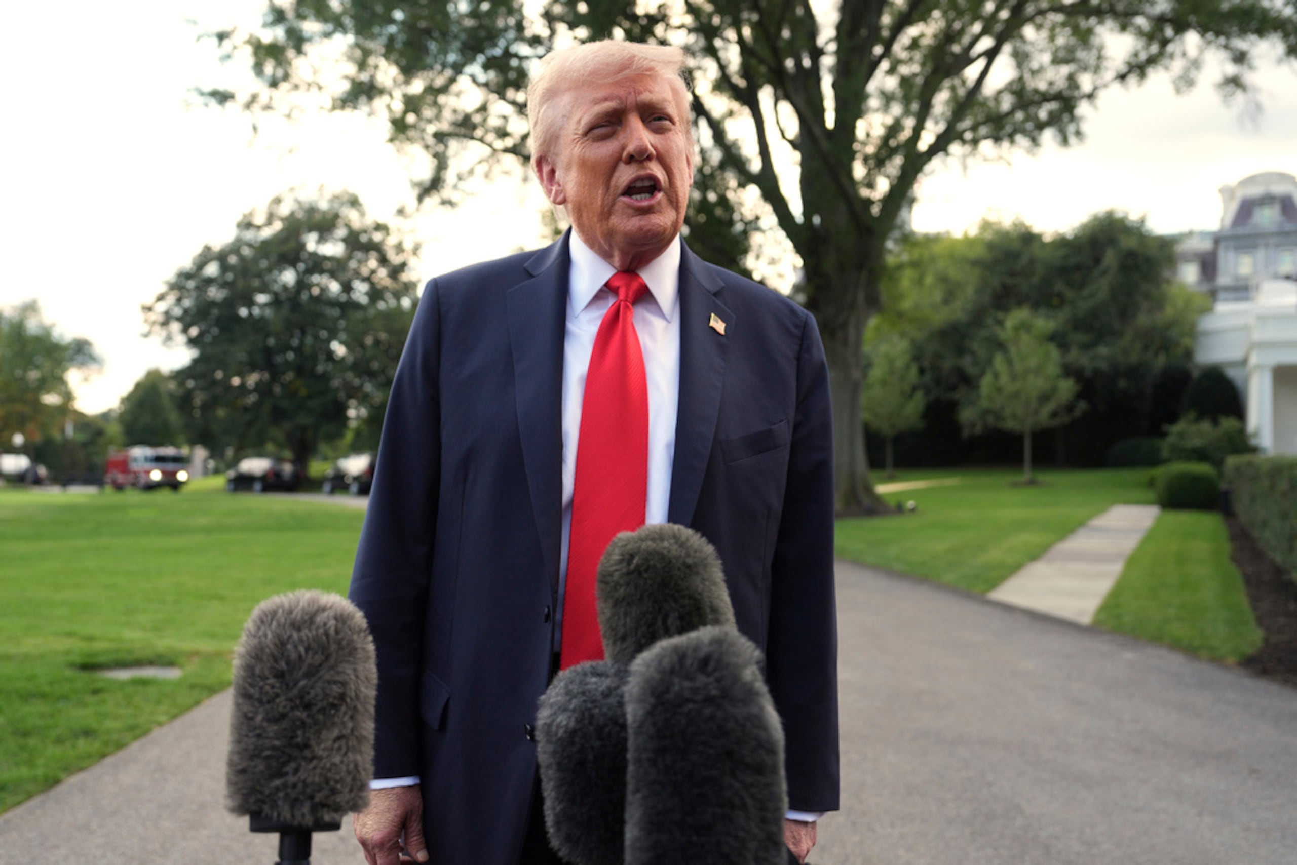 El presidente Donald Trump habla con periodistas antes de abordar el Marine One en el South Lawn de la Casa Blanca, el 11 de septiembre de 2025, en Washington.