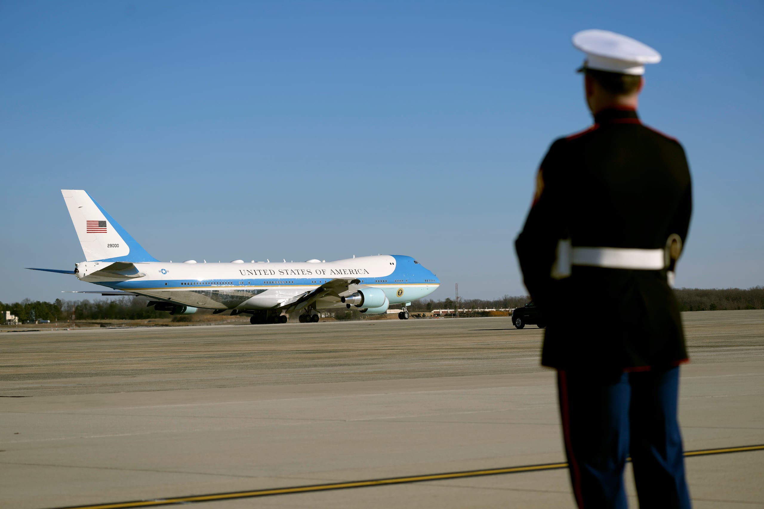 Durante su primer mandato, Trump ordenó desembolsar 3,900 millones para un par de Boeing 747-8 que servirían como la próxima generación del Air Force One, pero el proyecto fue retrasado hasta el 2029.