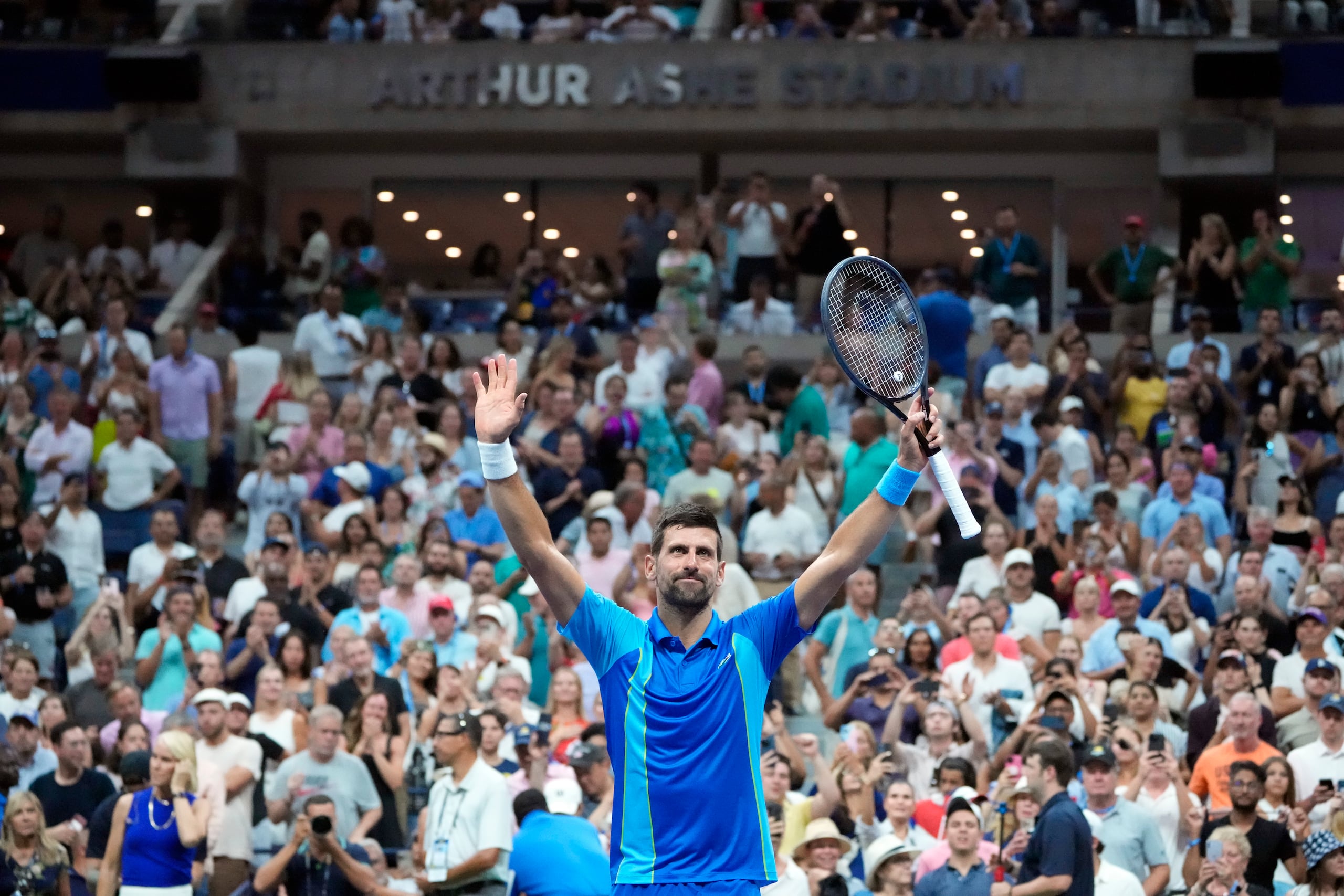 Novak Djokovic, de Serbia, celebra después de vencer a Borna Gojo, de Croacia, en la cuarta ronda del torneo de tenis Abierto de Estados Unidos, el domingo 3 de septiembre de 2023, en Nueva York. (AP Foto/John Minchillo)