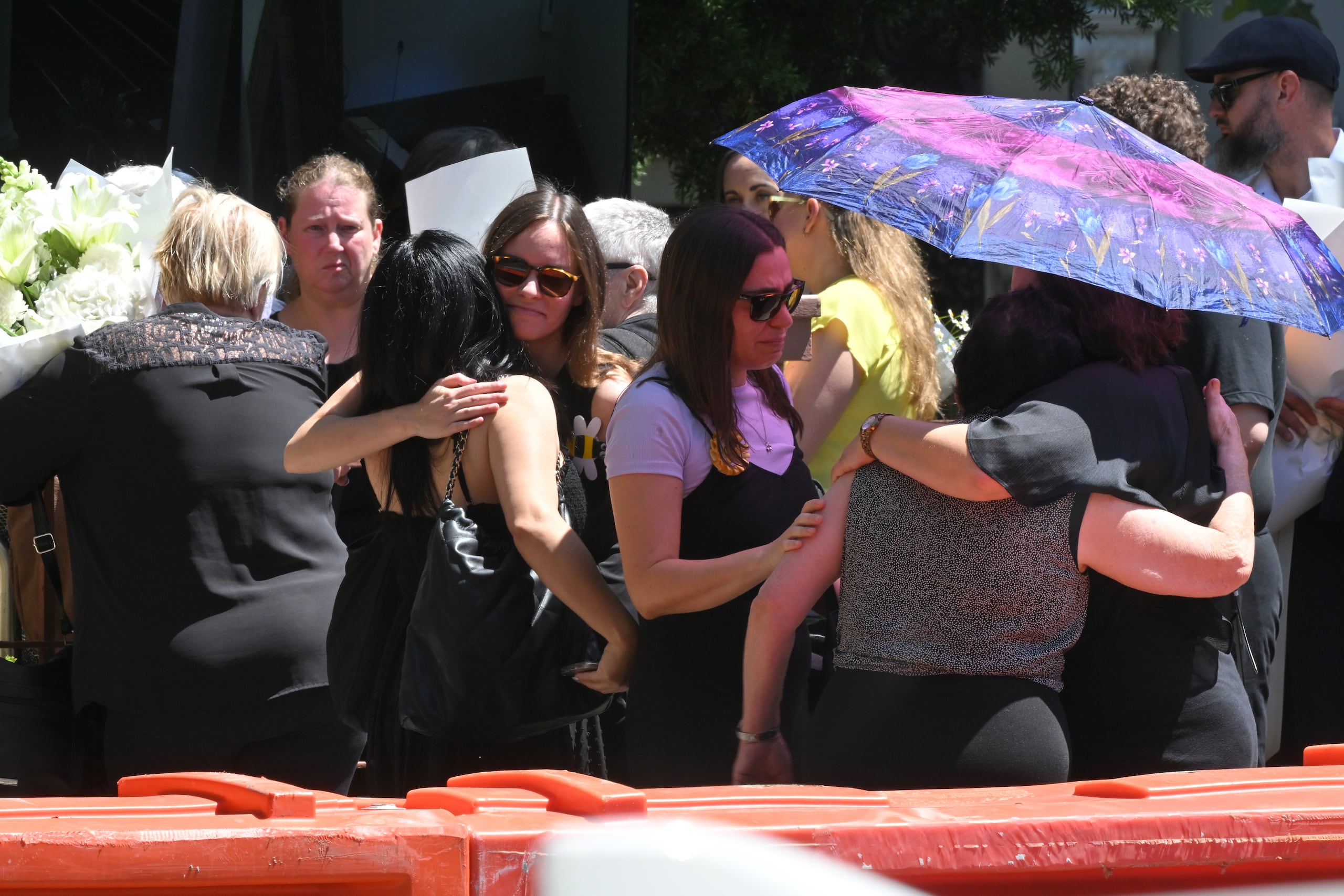 SÍDNEY (Australia), 18/12/2025.- Los dolientes se reúnen en el funeral de Matilda Britvan, de 10 años, víctima del tiroteo de Bondi Beach, en el Chevra Kadisha Memorial Hall en Sydney, Australia, el 18 de diciembre de 2025. Australia está de luto tras el ataque a las celebraciones del festival de Hanukkah de la comunidad judía el 14 de diciembre en Bondi Beach, que dejó al menos 16 personas muertas, incluido un hombre armado. EFE/EPA/DEAN LEWIS AUSTRALIA AND NEW ZEALAND OUT