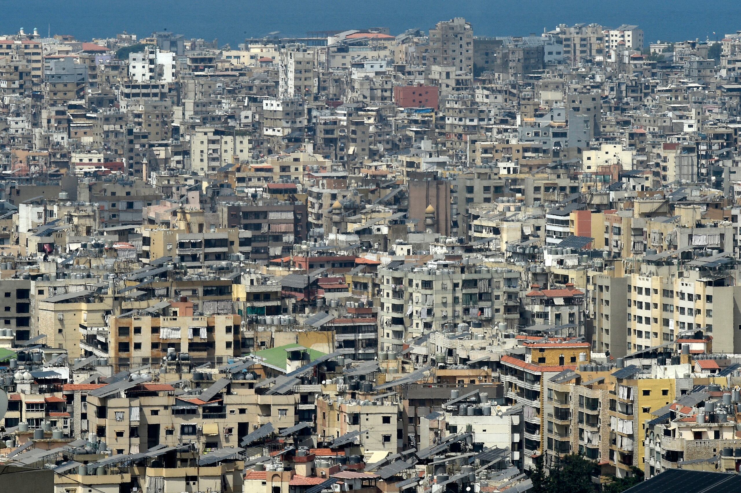 El bombardeo contra un edificio residencial conocido como el Dahye, dejó al menos 14 muertos y 66 heridos, según el último balance ofrecido por el Ministerio de Salud Pública libanés.