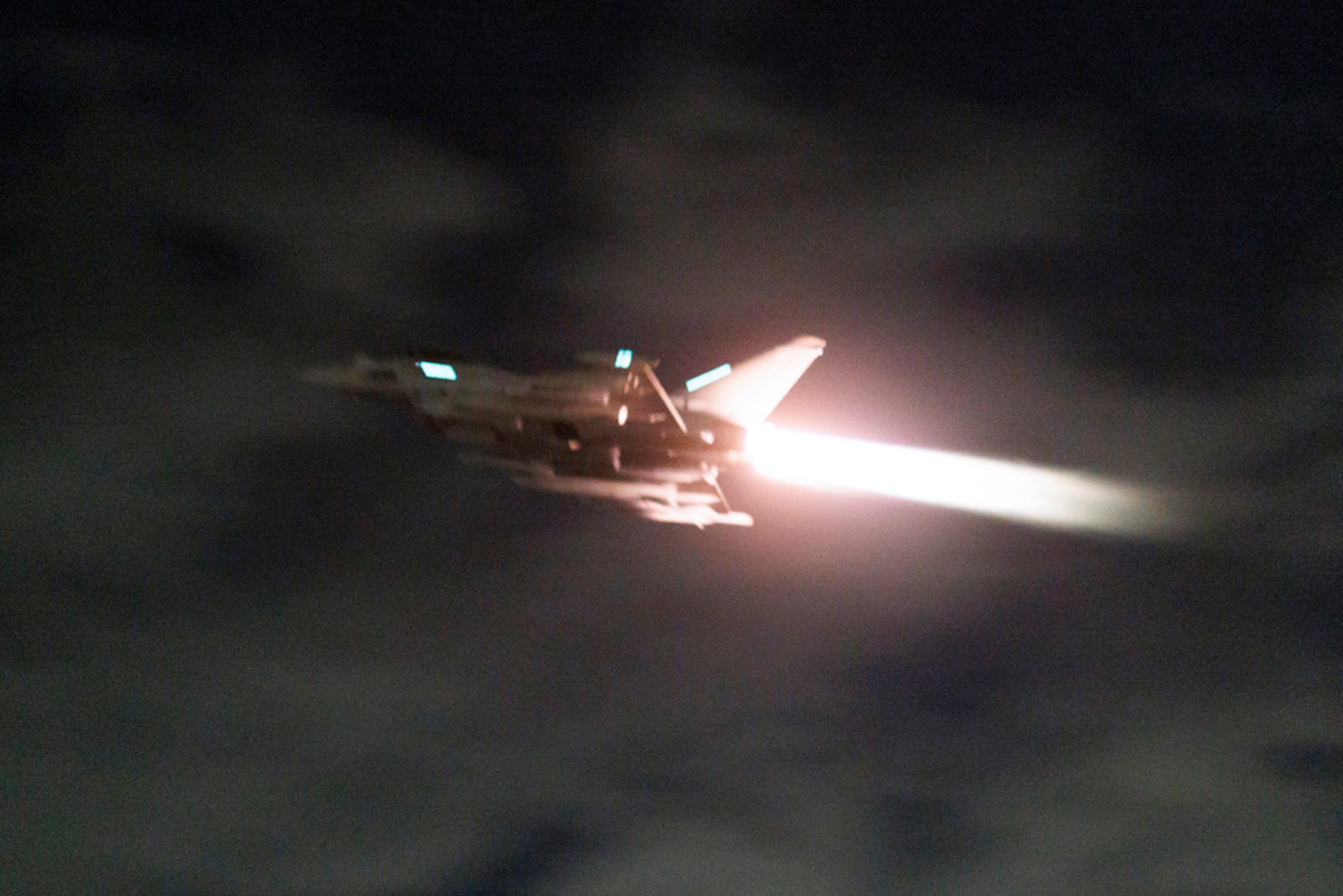 En esta imagen de archivo, proporcionada por el Ministerio de Defensa, un avión Typhoon de la Fuerza Aérea británica despega para llevar a cabo más ataques contra objetivos hutíes en Yemen, desde las instalaciones de la Fuerza Aérea en Akrotiri, Chipre, el 3 de febrero de 2024.