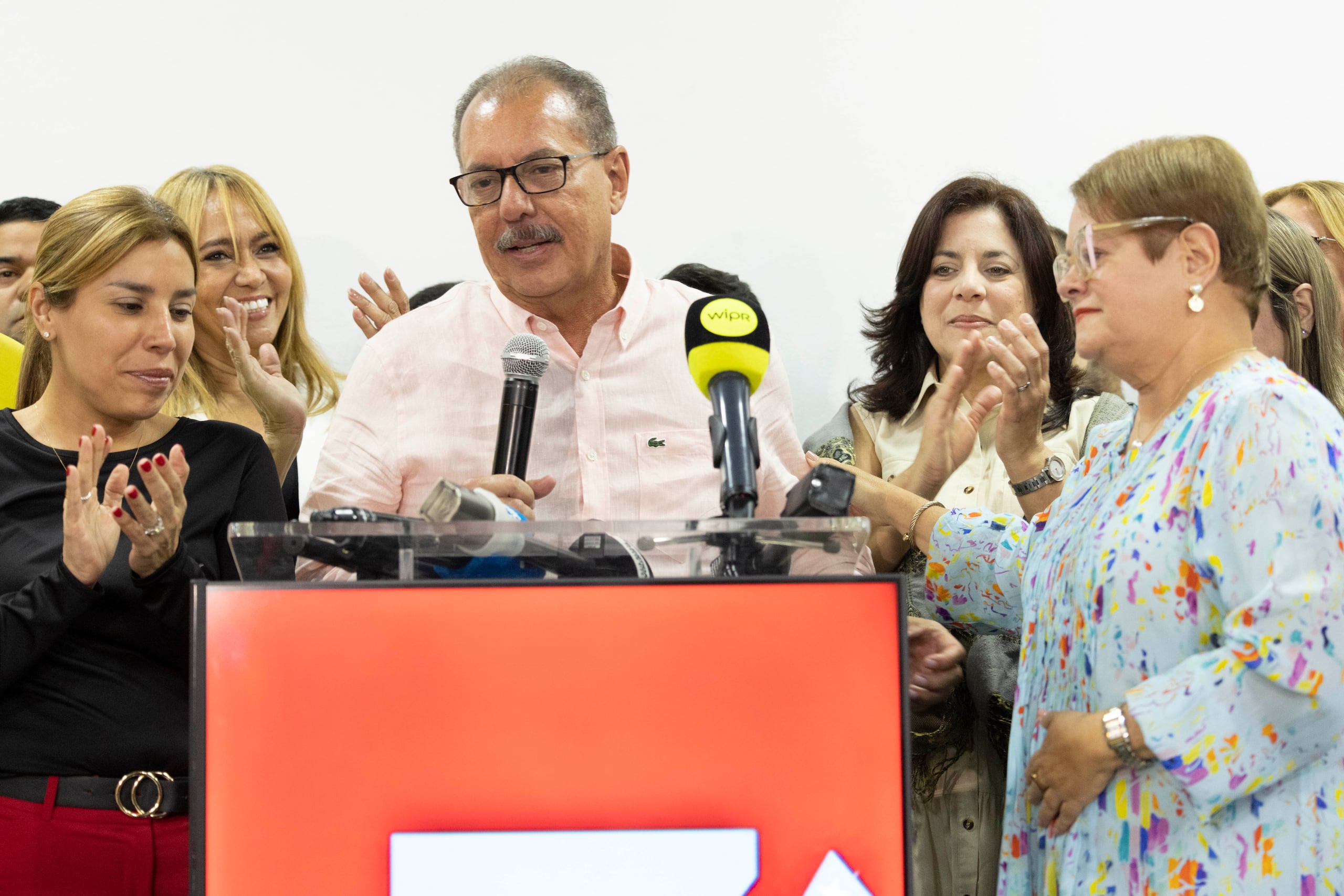 Zaragoza fue recibido por aplausos de parte de su equipo de campaña.