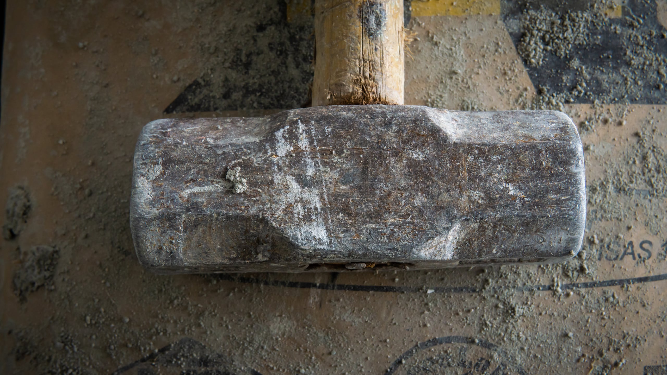 Una imagen de un martillo de maza "marrón".