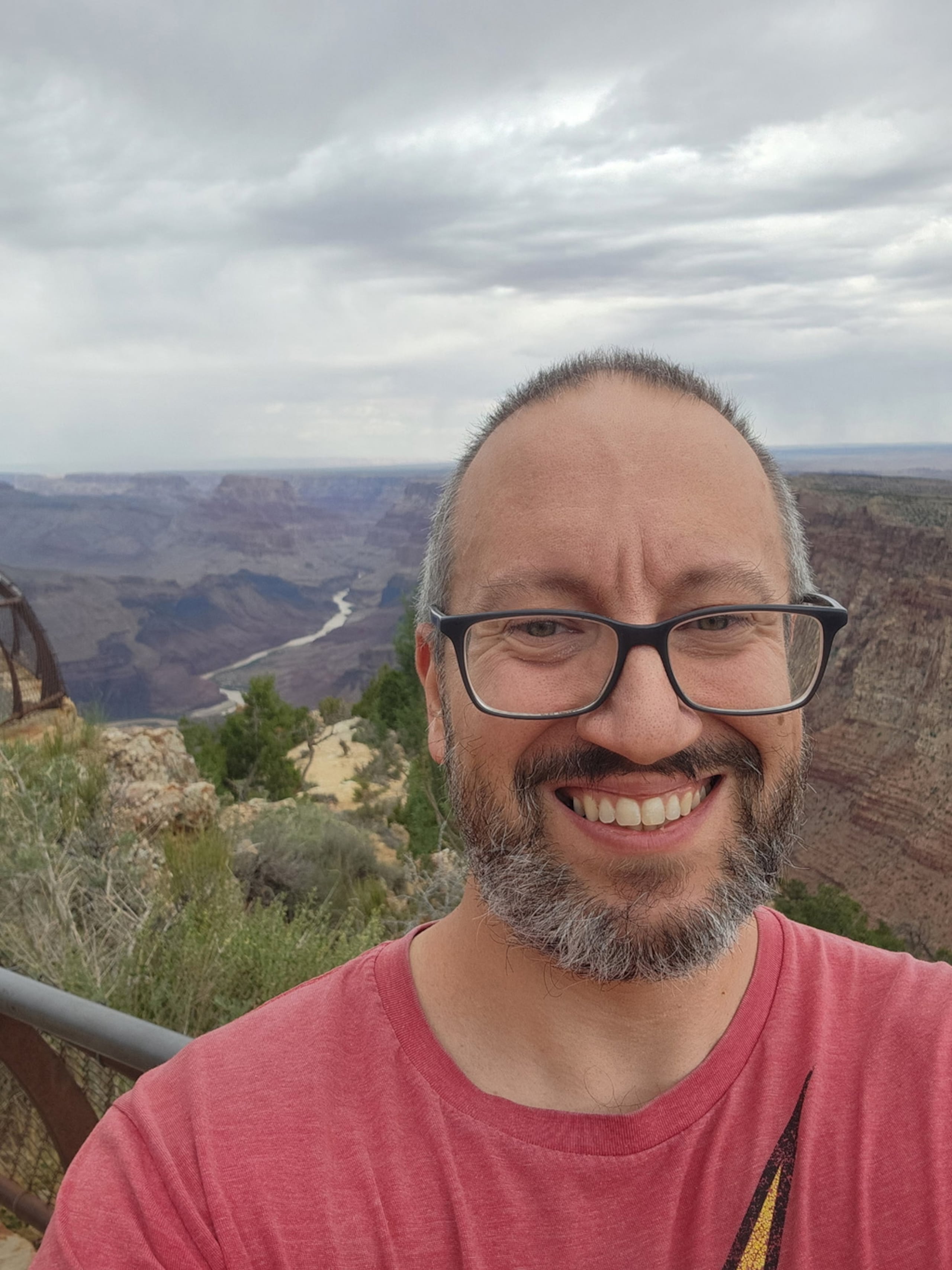Esta foto, proporcionada por Hannah Barricks, muestra a John Giusti durante un viaje en agosto de 2026 al Parque Nacional del Gran Cañón, en el norte de Arizona, donde su cuerpo fue recuperado tras las inundaciones repentinas.