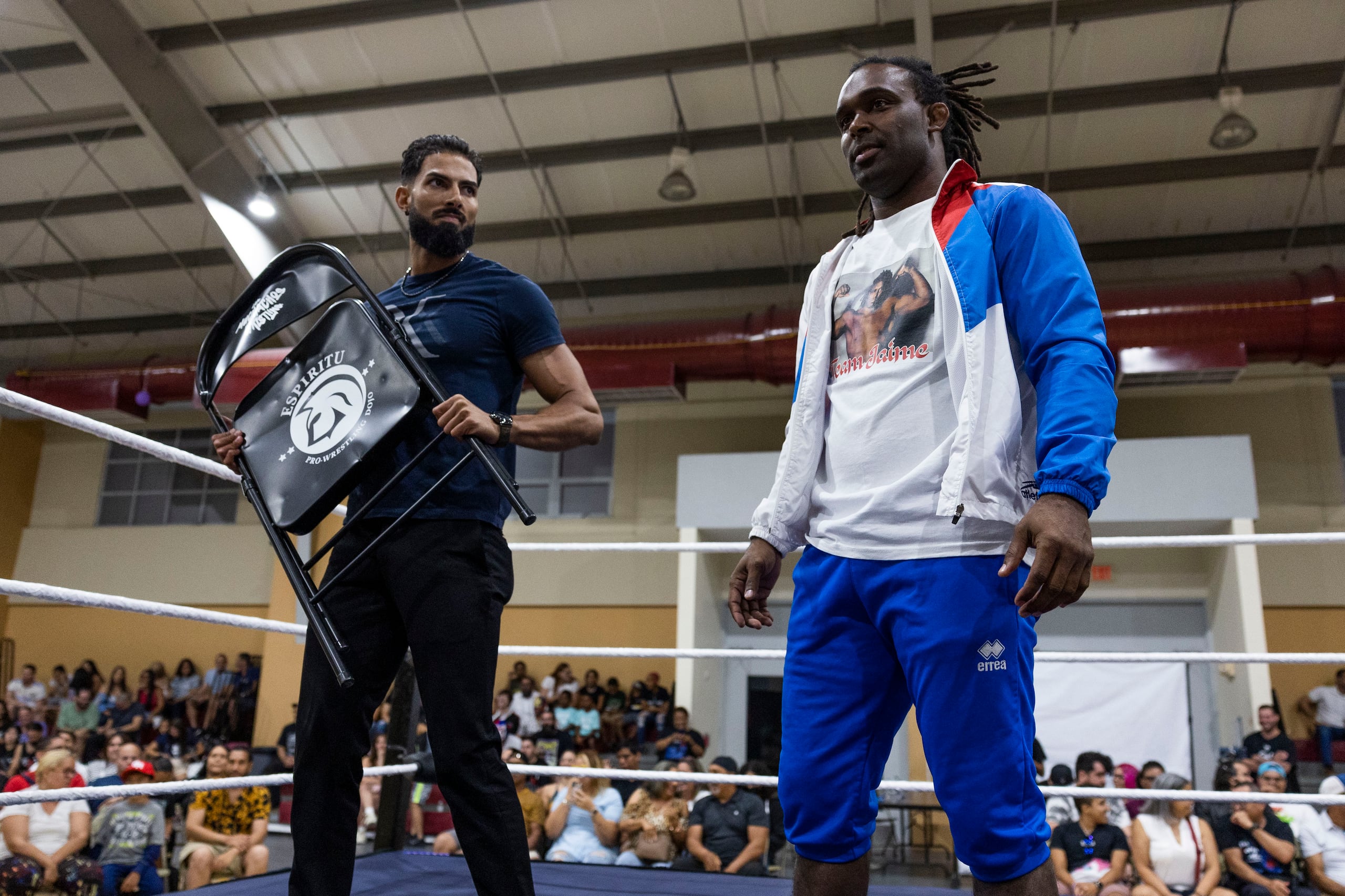 Jaime Espinal se unió a "El Escorpión" Mike Mendoza para enfrenta a los luchadores Christian Mendoza y El Atleta Manú en el "Wresting Machina".