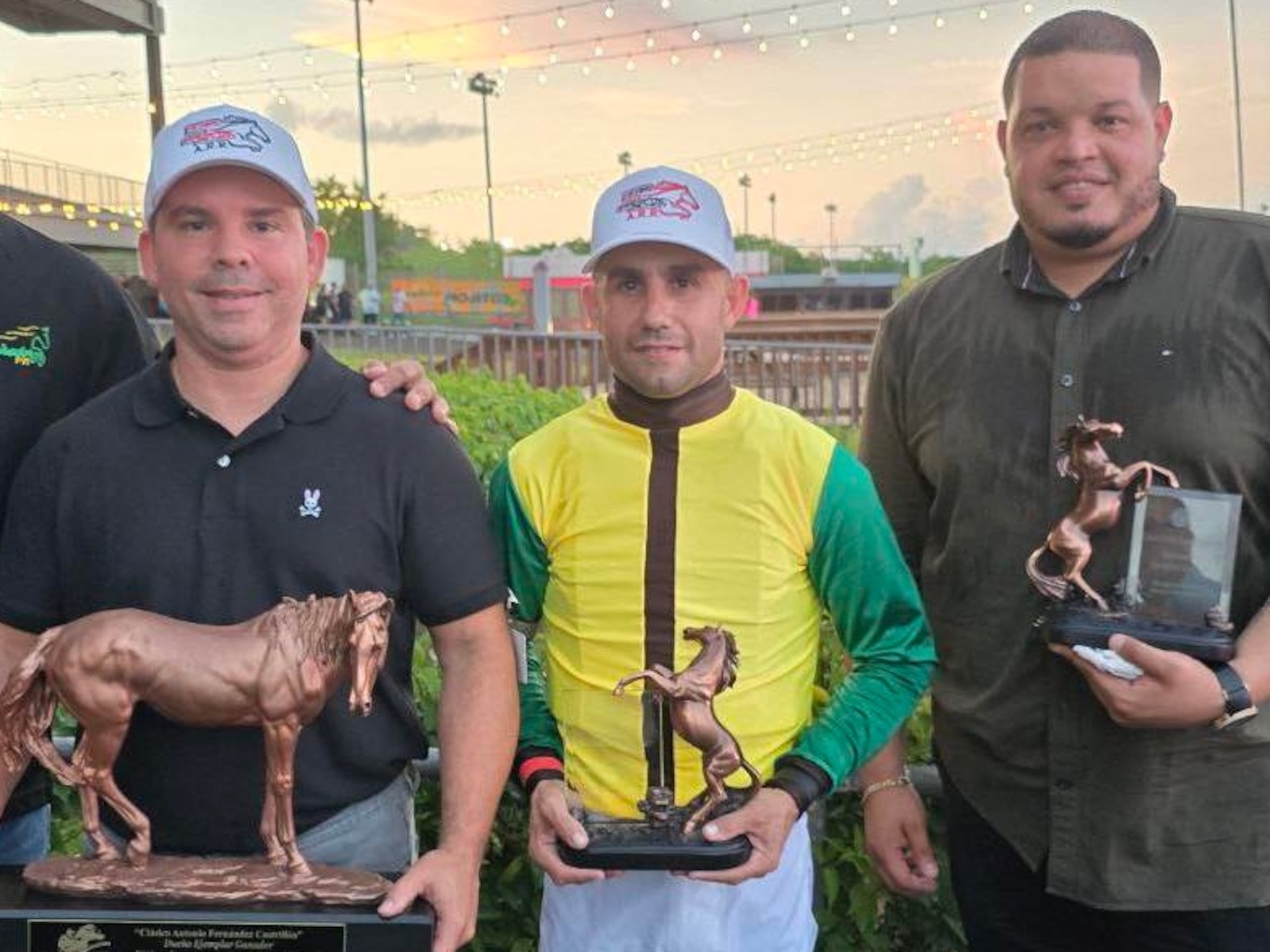 La conexión de Conspirador PR, que forman el propietario Rubén Luna (segundo desde la izquierda) el jinete Erik Ramírez y el entrenador Alexis Rivera reciben sus premios por la victoria en el Fernández Castrillón.