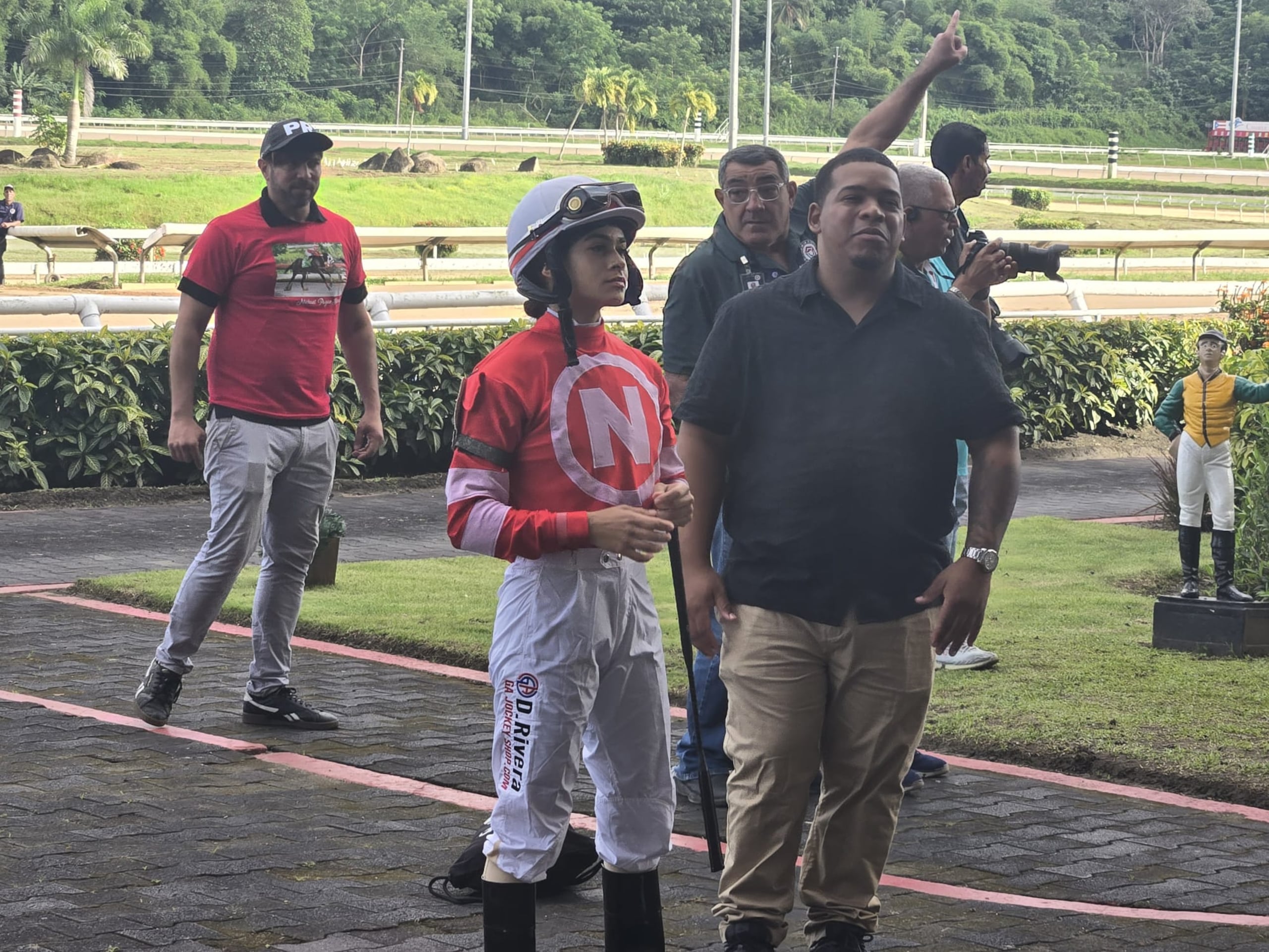 La jockette ponceña Dalila Rivera espera en el 'paddock' junto al entrenador de caballos Eliasib Núñez previo a su debut ganador con Lady Frida en el cuarta carrera del programa de Año Nuevo en Camarero.