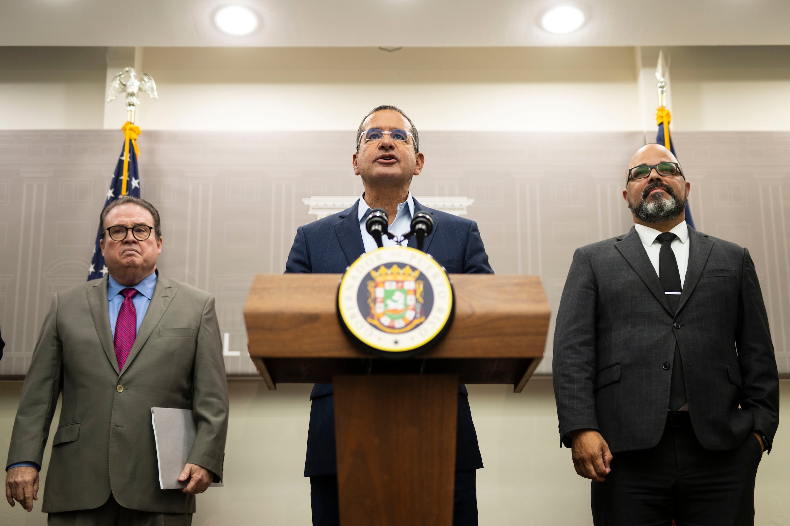 El gobernador Pedro Pierluisi, al centro, junto al secretario de Justicia, Domingo Emanuelli y el director de COR3, Manuel Laboy, durante el anuncio.