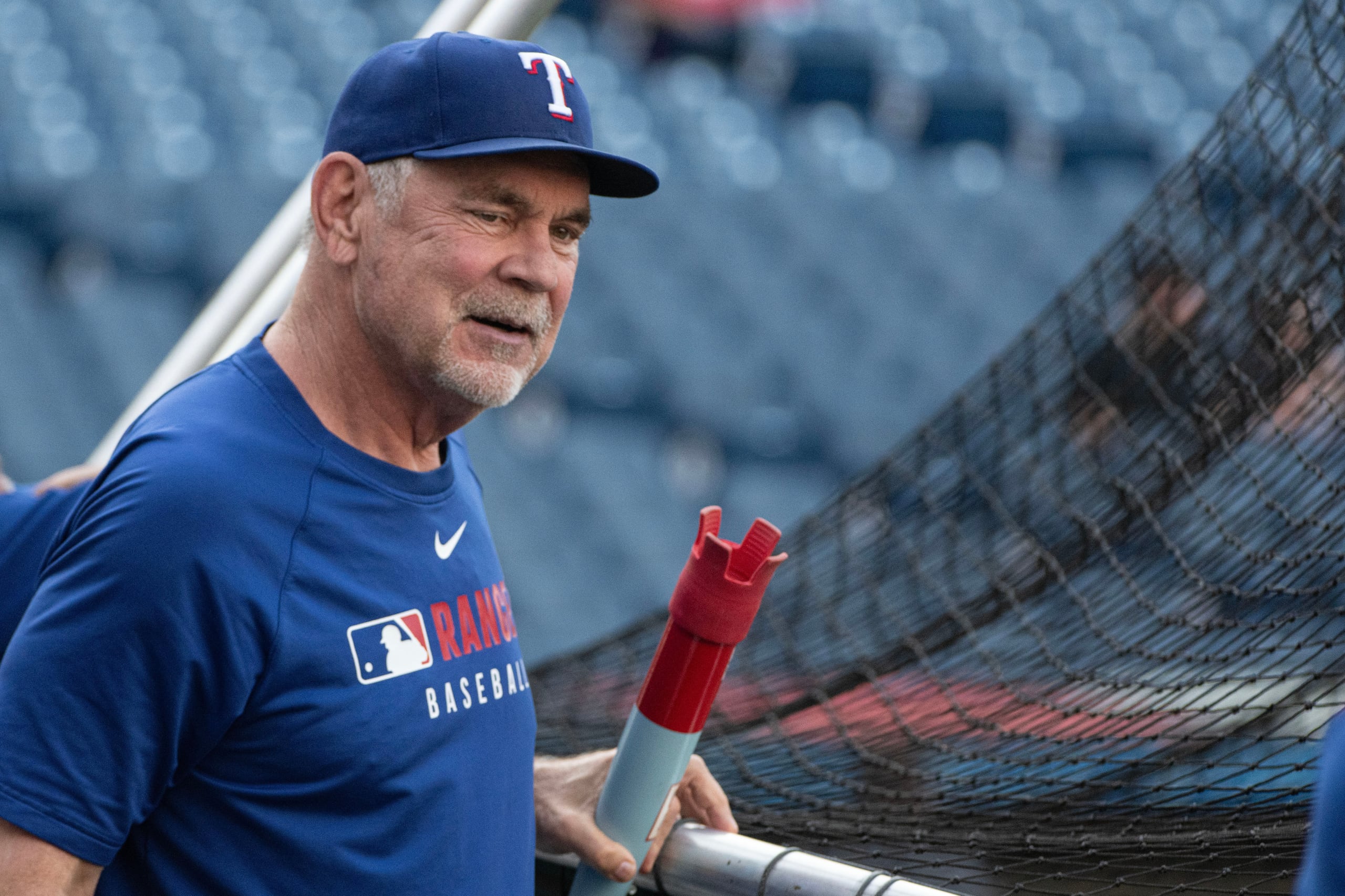 Bruce Bochy, mánager de los Rangers de Texas, observa la práctica de bateo de su equipo previo al inicio del partido de béisbol de Grandes Ligas contra los Guardianes de Cleveland, el sábado 27 de septiembre de 2025, en Cleveland. (AP Foto/Phil Long)