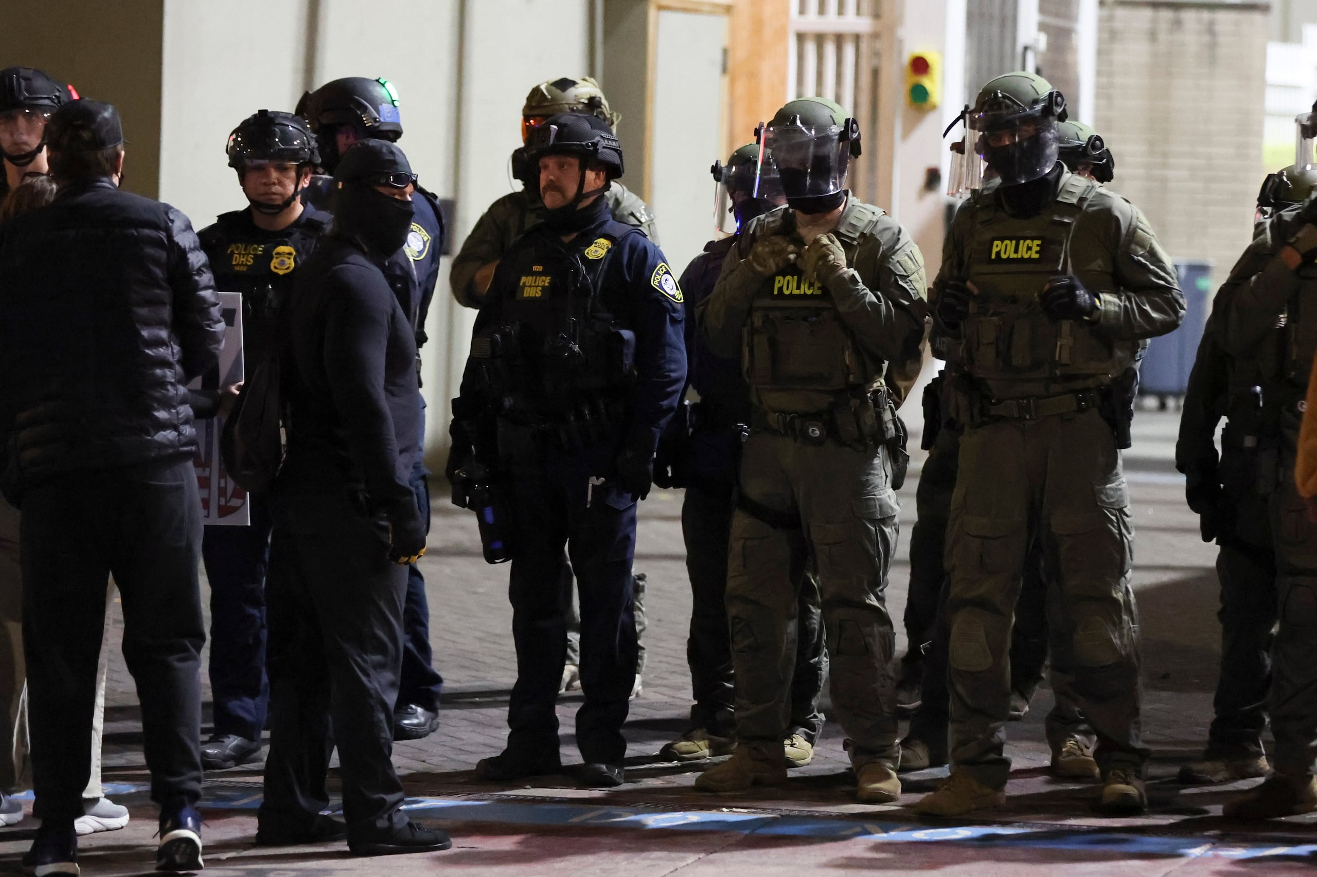 El edificio del Servicio de Inmigración y Control de Aduanas en Portland ha sido recientemente el sitio de protestas nocturnas.